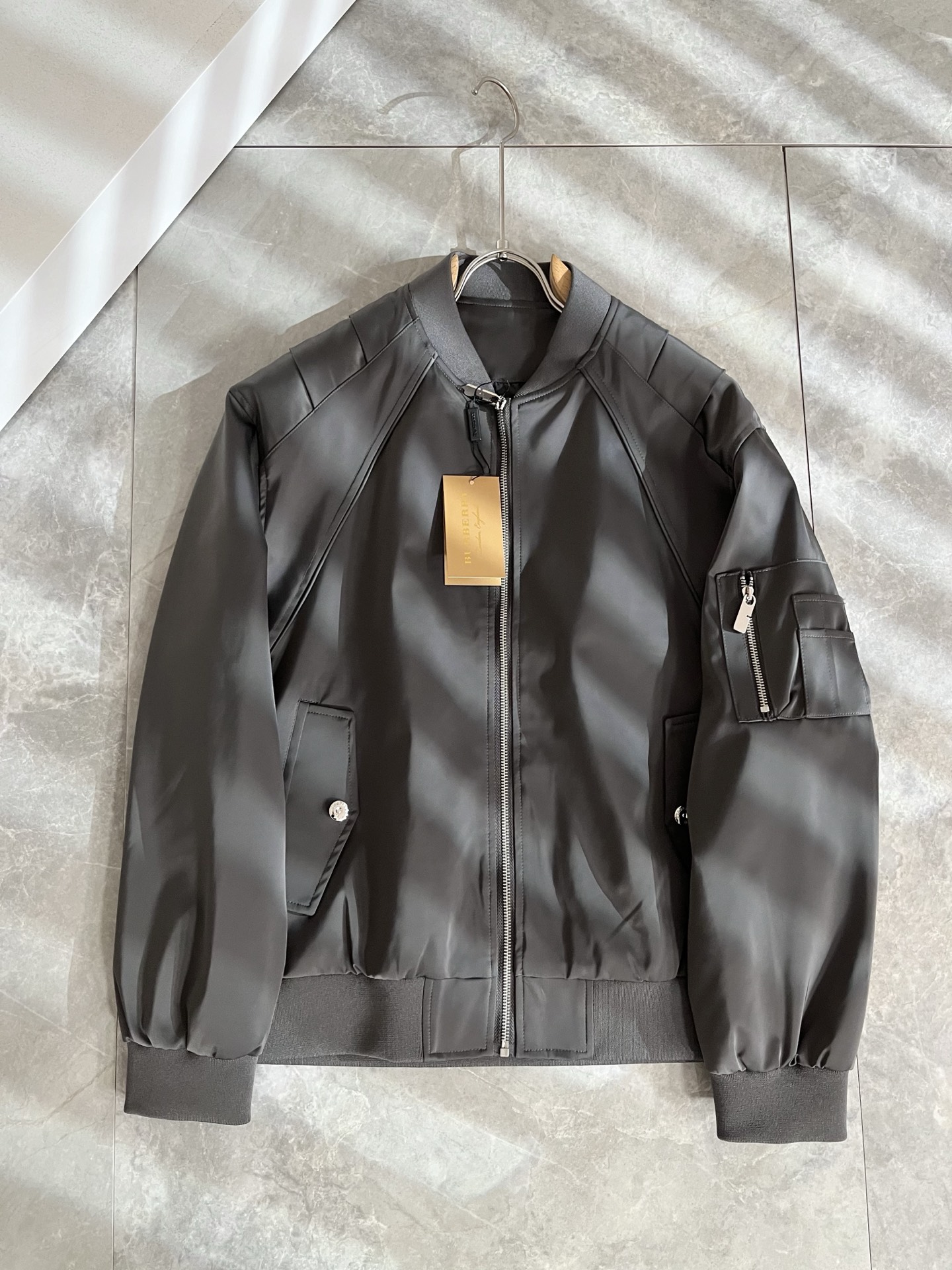 BURBER*Y巴*莉2025秋冬新品夹克外套重磅来袭，最近比较火热的环保聚酯纤维面料制作而成，高端户外