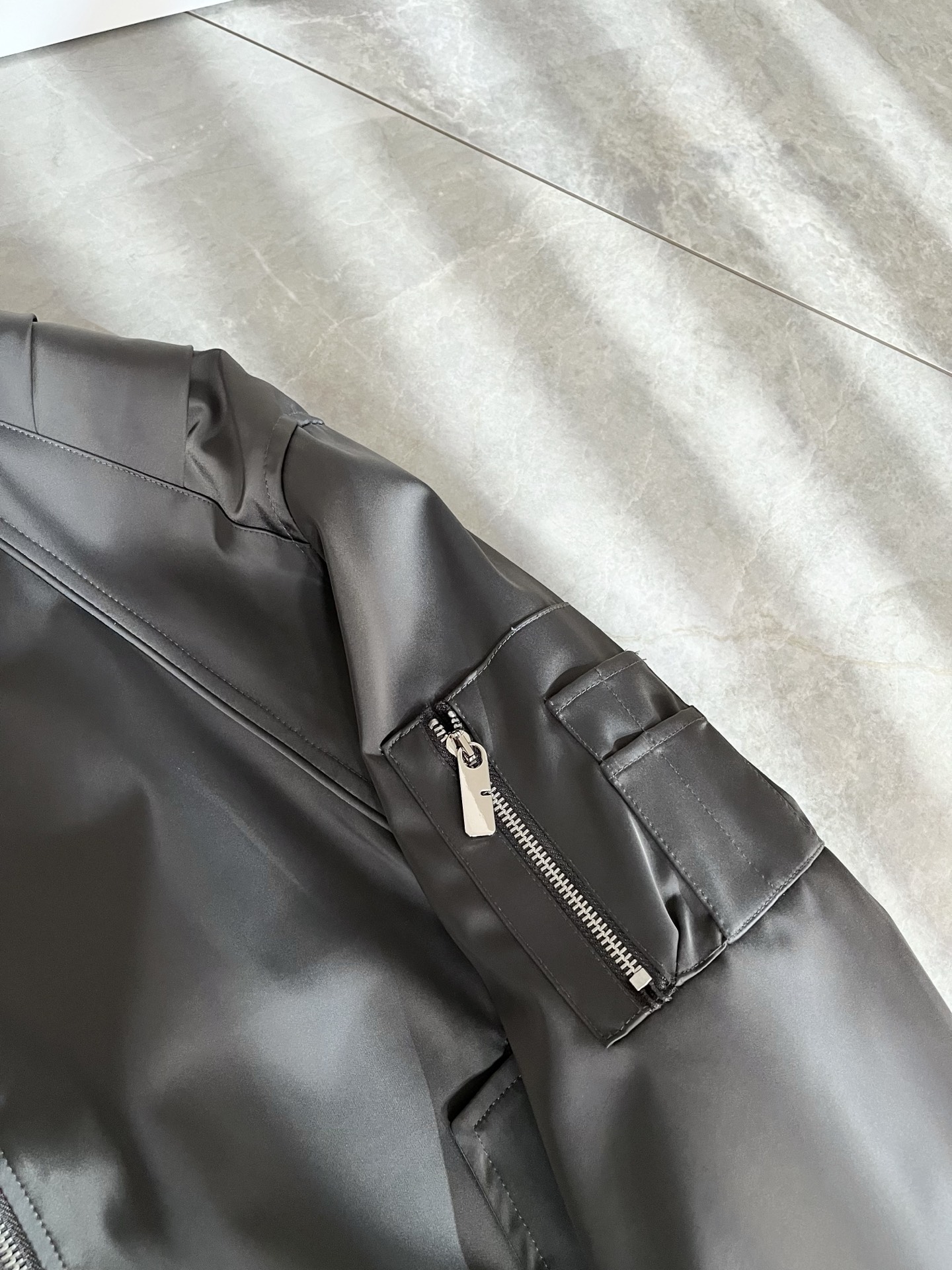 BURBER*Y巴*莉2025秋冬新品夹克外套重磅来袭，最近比较火热的环保聚酯纤维面料制作而成，高端户外