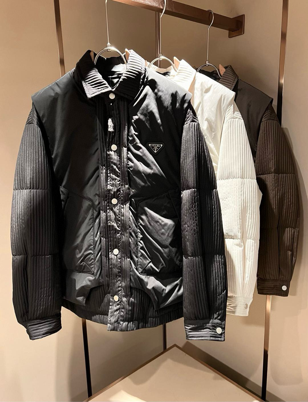 Prad*a 普*达⚠️两件套！2025秋冬男女同款👫两件套羽绒服外套，一衣三穿。现货 Prad* 羽绒