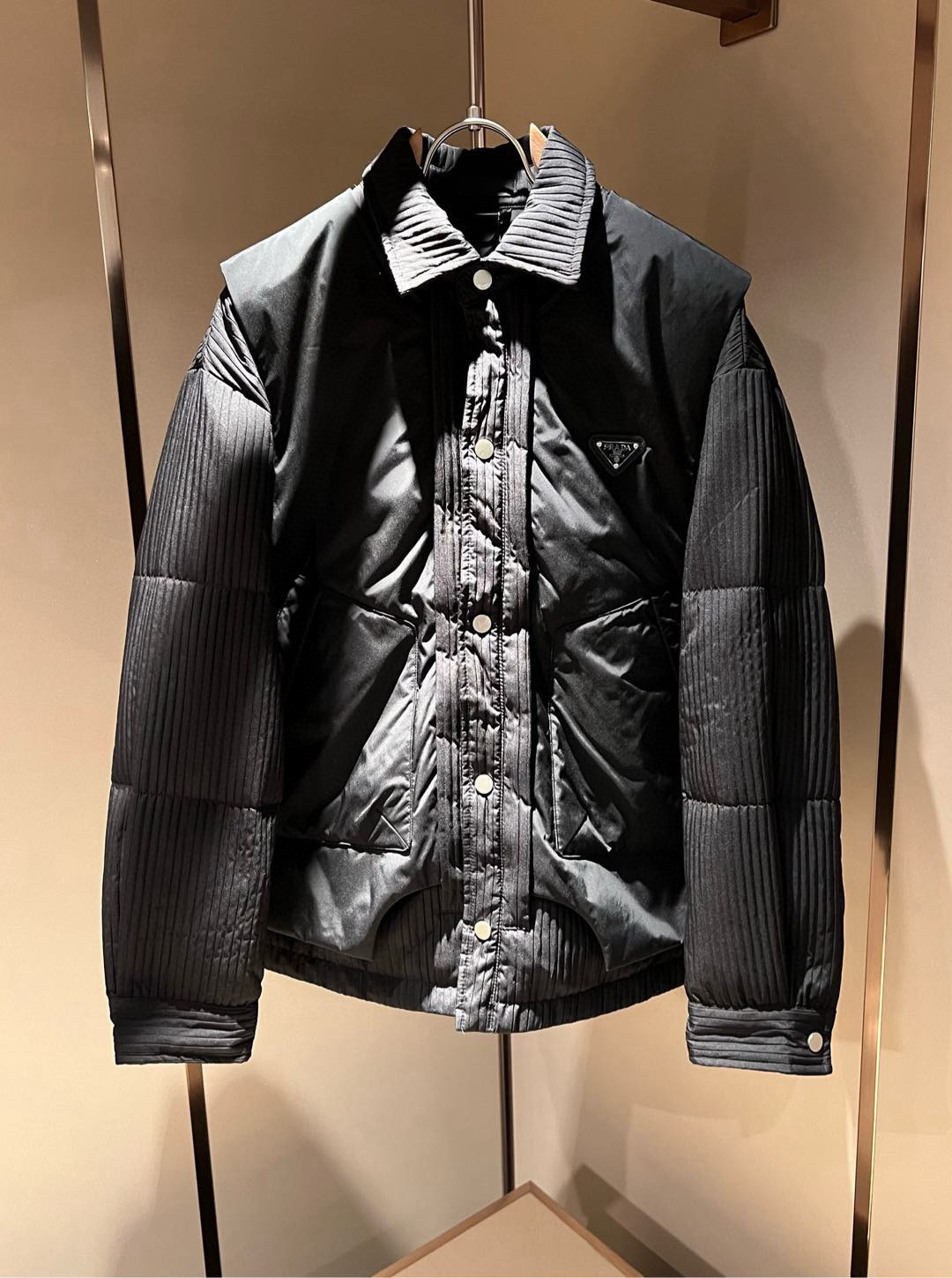 Prad*a 普*达⚠️两件套！2025秋冬男女同款👫两件套羽绒服外套，一衣三穿。现货 Prad* 羽绒
