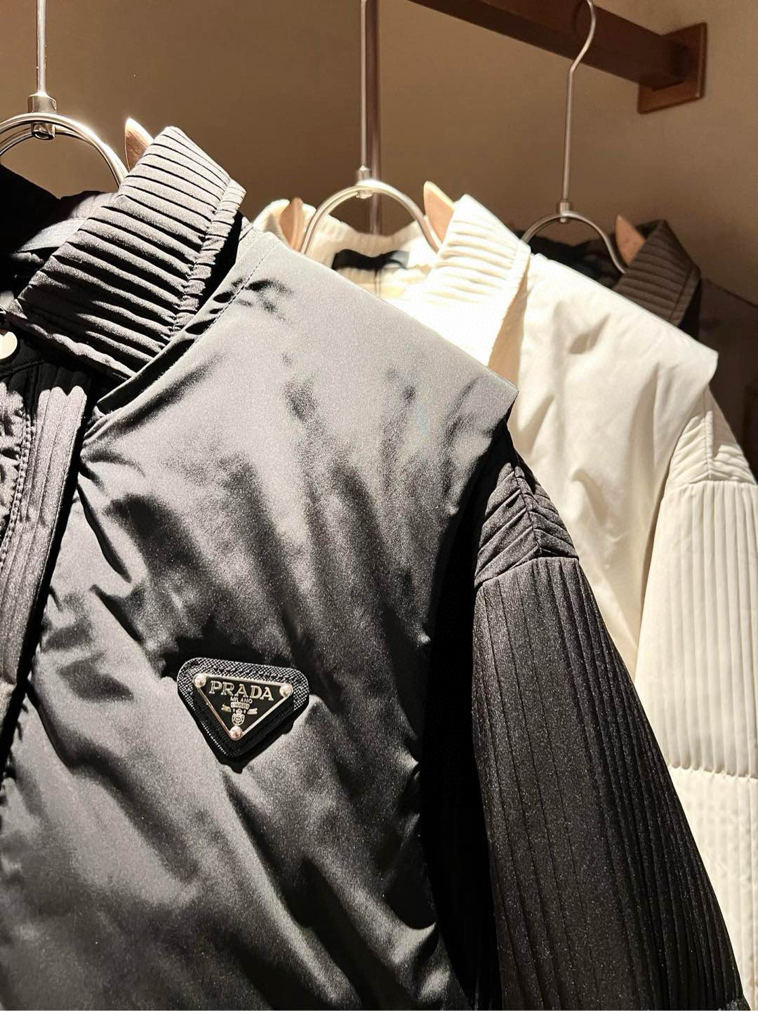 Prad*a 普*达⚠️两件套！2025秋冬男女同款👫两件套羽绒服外套，一衣三穿。现货 Prad* 羽绒