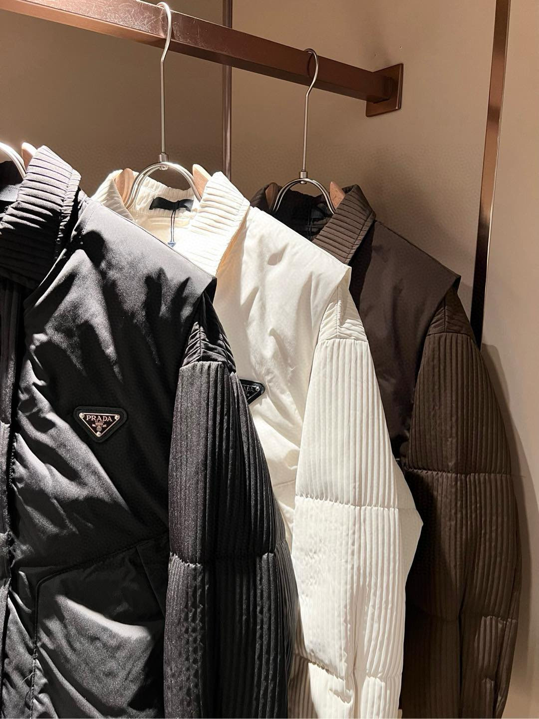 Prad*a 普*达⚠️两件套！2025秋冬男女同款👫两件套羽绒服外套，一衣三穿。现货 Prad* 羽绒