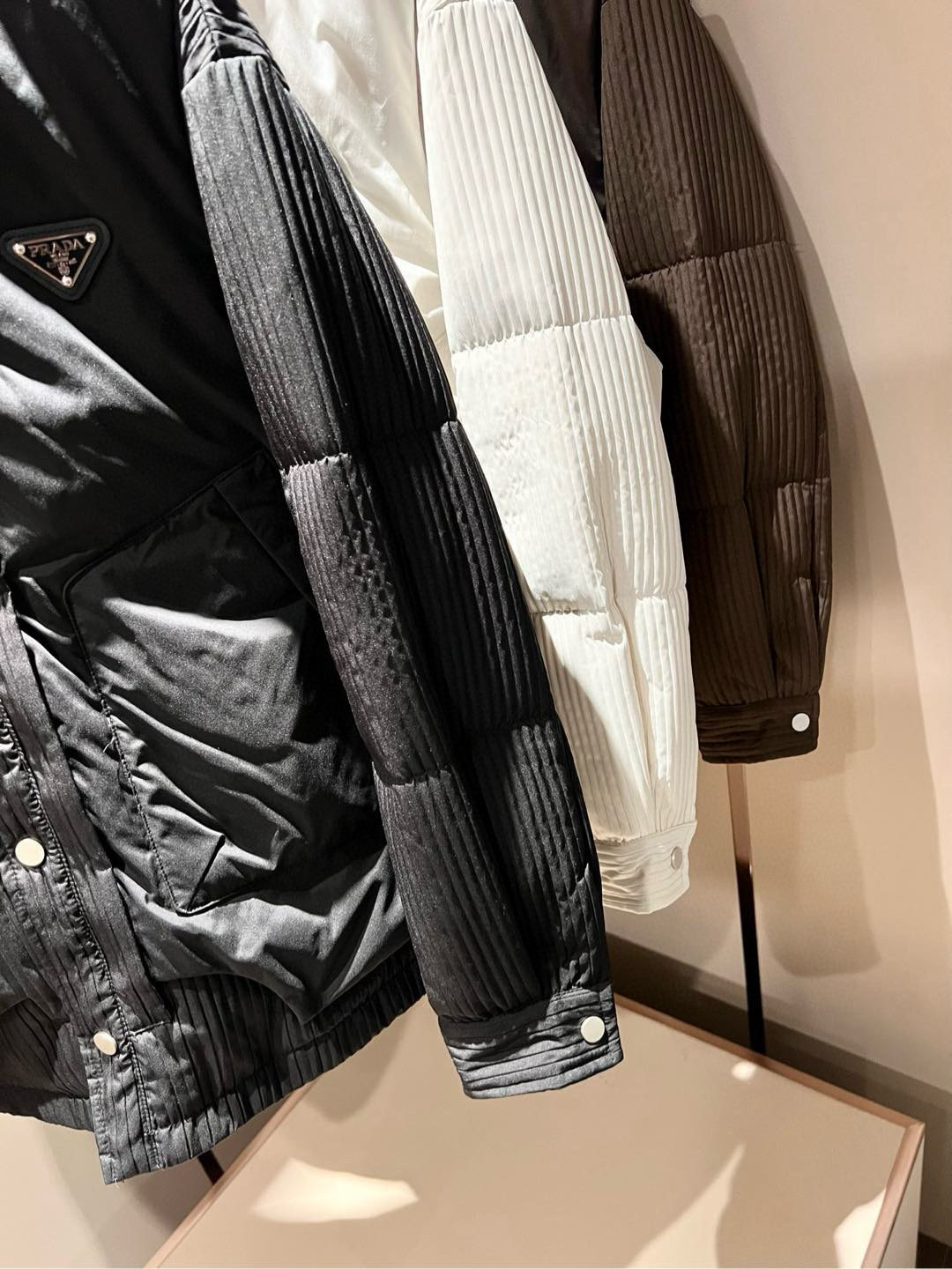 Prad*a 普*达⚠️两件套！2025秋冬男女同款👫两件套羽绒服外套，一衣三穿。现货 Prad* 羽绒