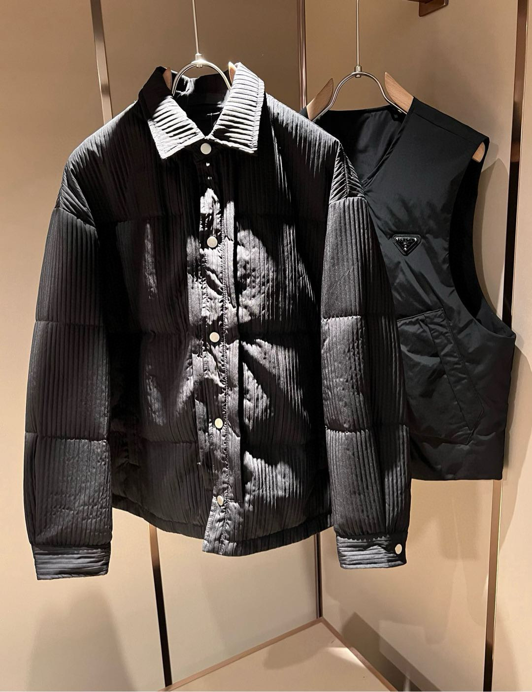 Prad*a 普*达⚠️两件套！2025秋冬男女同款👫两件套羽绒服外套，一衣三穿。现货 Prad* 羽绒