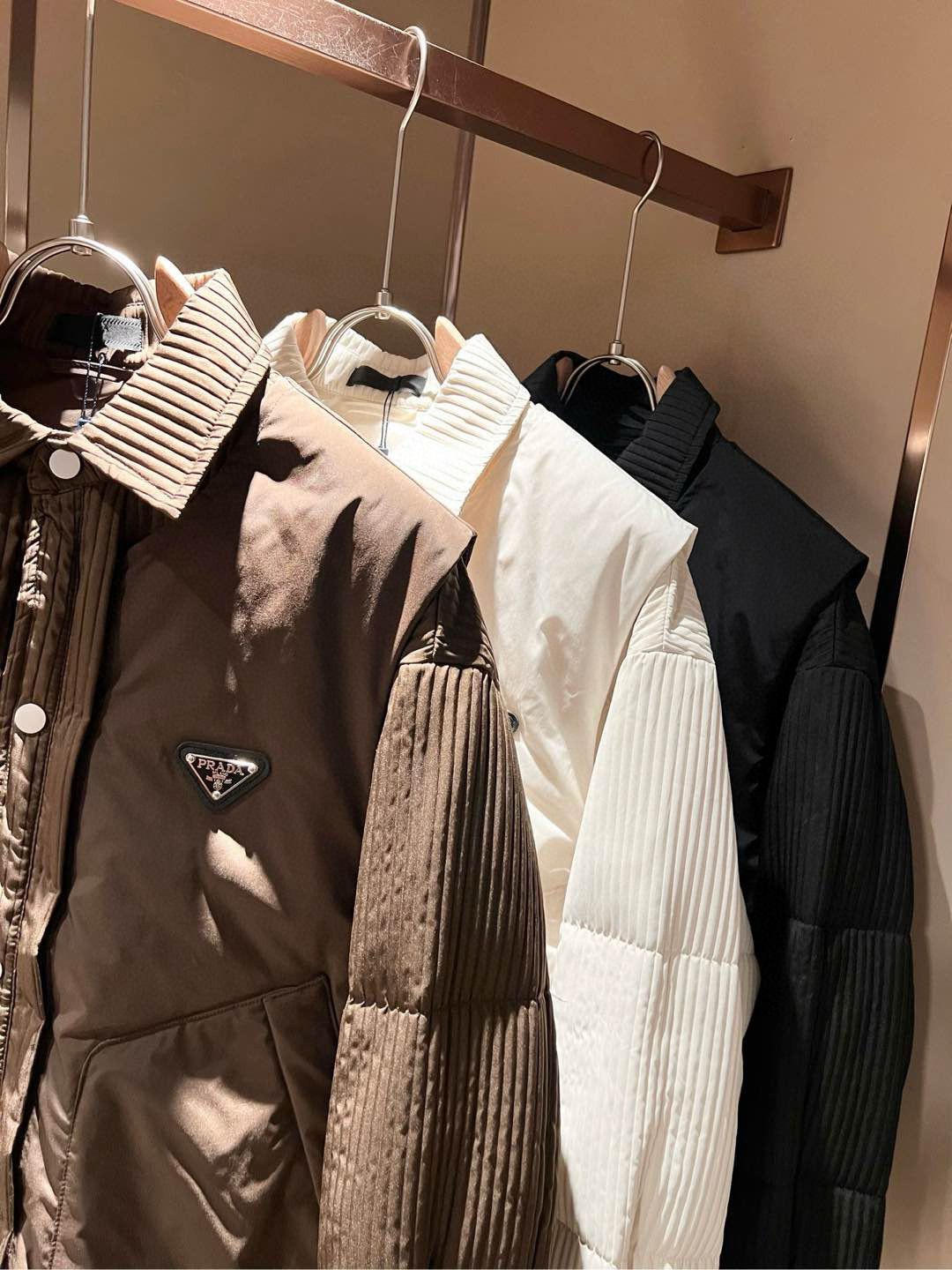 Prad*a 普*达⚠️两件套！2025秋冬男女同款👫两件套羽绒服外套，一衣三穿。现货 Prad* 羽绒