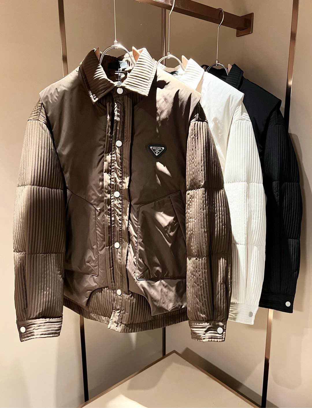 Prad*a 普*达⚠️两件套！2025秋冬男女同款👫两件套羽绒服外套，一衣三穿。现货 Prad* 羽绒