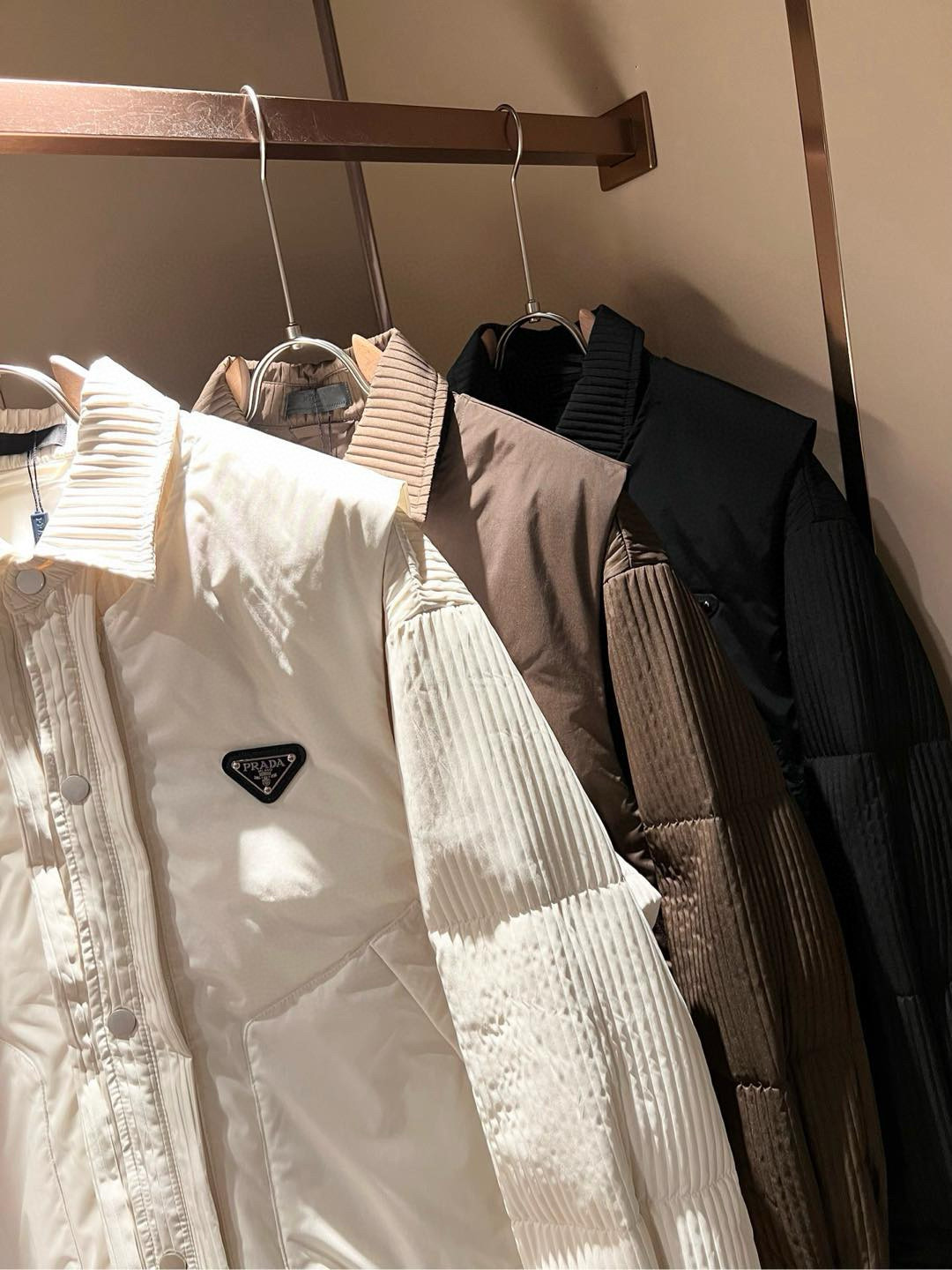 Prad*a 普*达⚠️两件套！2025秋冬男女同款👫两件套羽绒服外套，一衣三穿。现货 Prad* 羽绒