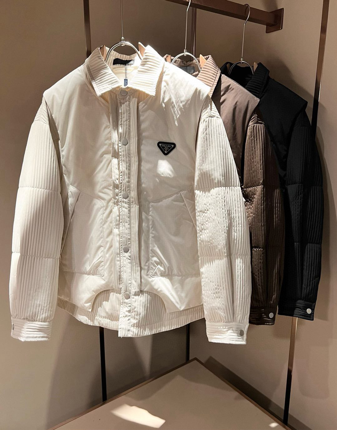 Prad*a 普*达⚠️两件套！2025秋冬男女同款👫两件套羽绒服外套，一衣三穿。现货 Prad* 羽绒