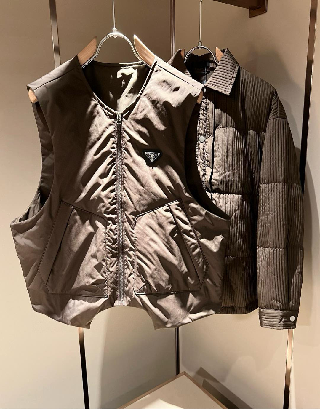 Prad*a 普*达⚠️两件套！2025秋冬男女同款👫两件套羽绒服外套，一衣三穿。现货 Prad* 羽绒