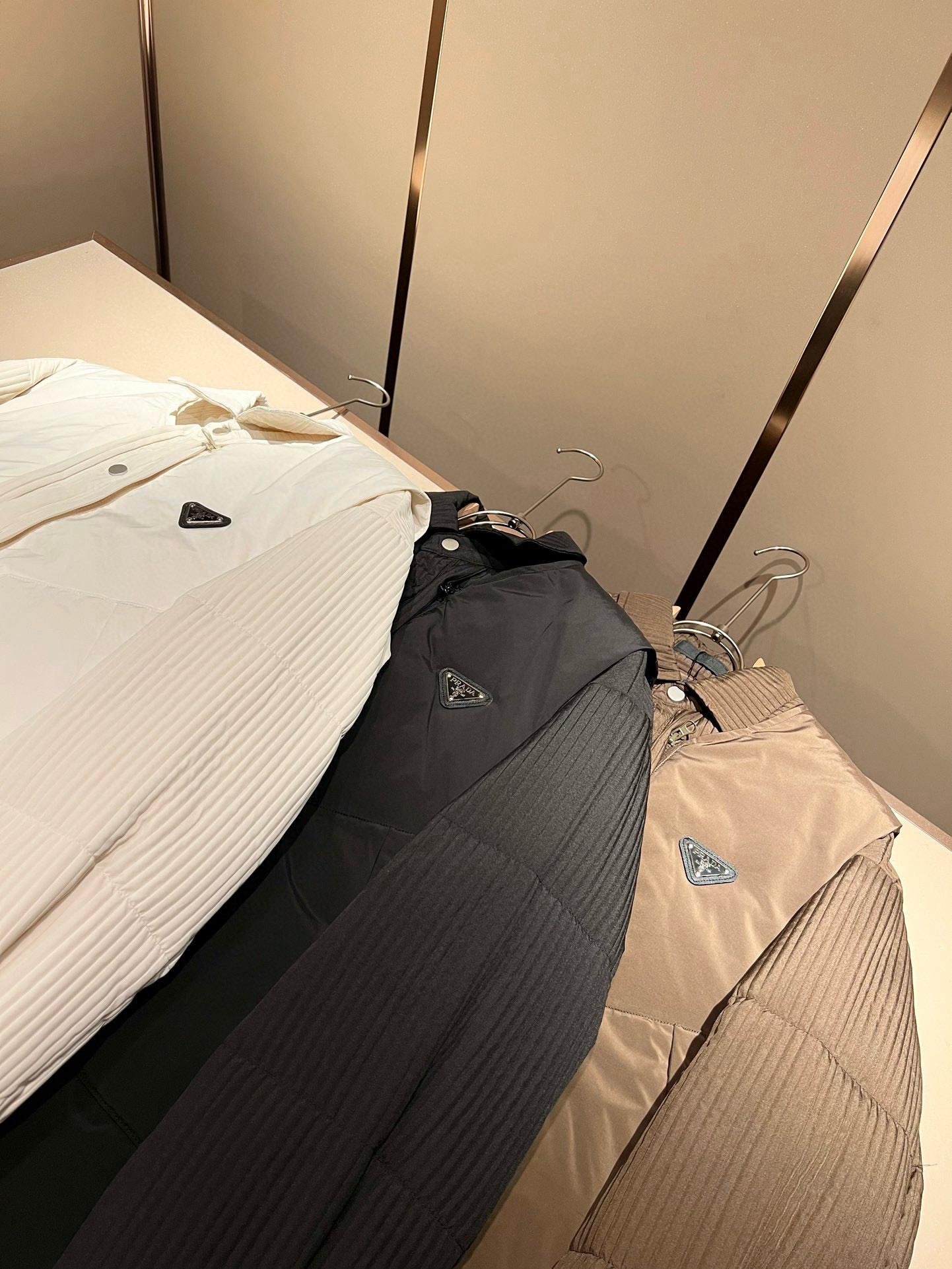 Prad*a 普*达⚠️两件套！2025秋冬男女同款👫两件套羽绒服外套，一衣三穿。现货 Prad* 羽绒