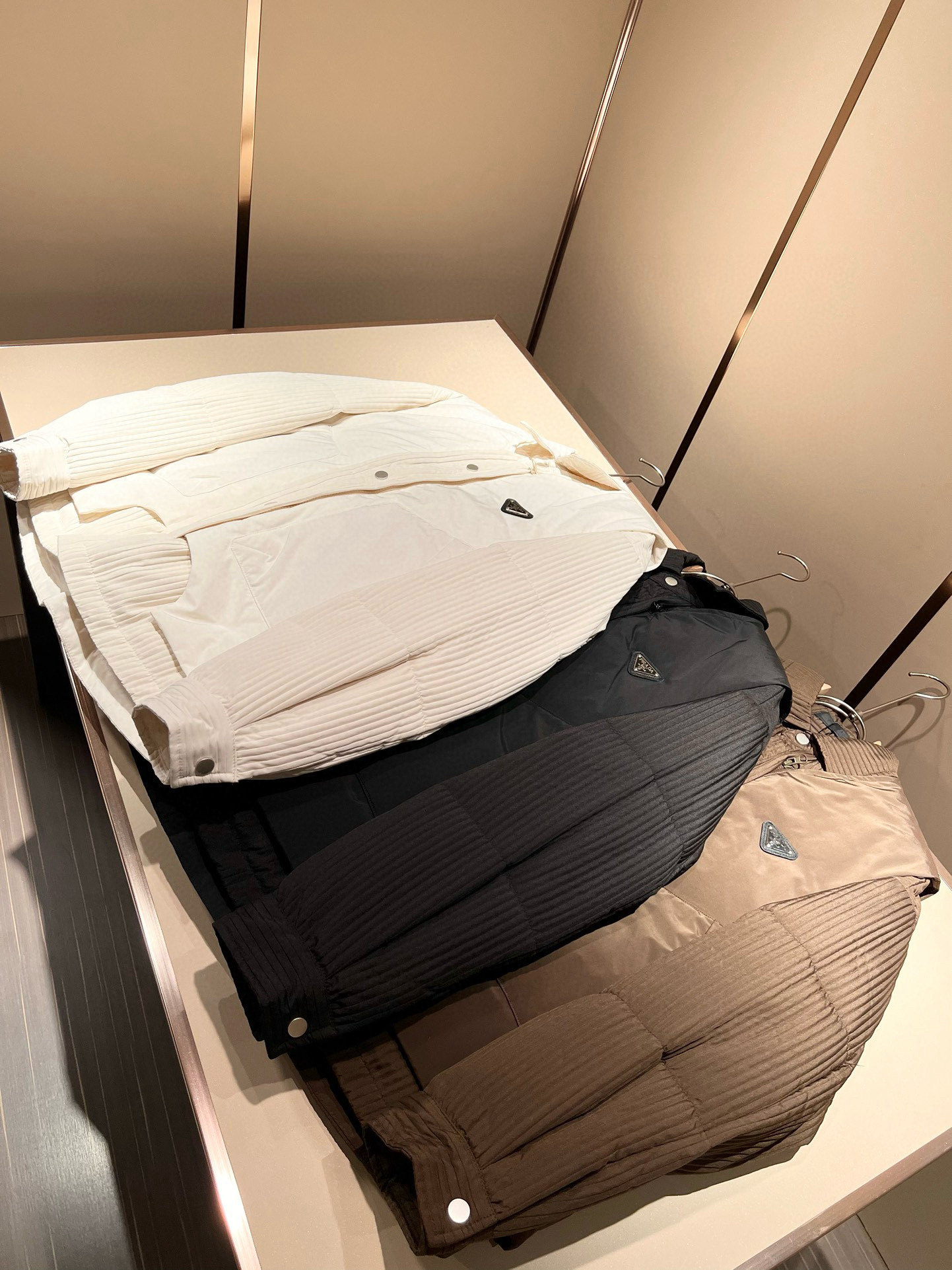 Prad*a 普*达⚠️两件套！2025秋冬男女同款👫两件套羽绒服外套，一衣三穿。现货 Prad* 羽绒