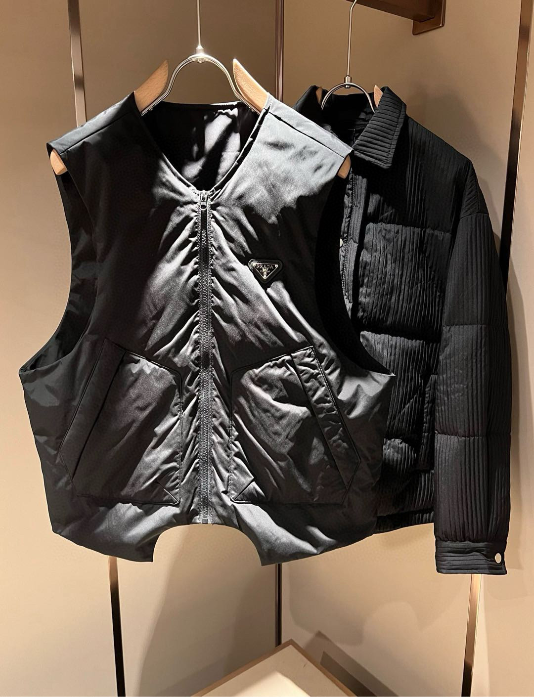 Prad*a 普*达⚠️两件套！2025秋冬男女同款👫两件套羽绒服外套，一衣三穿。现货 Prad* 羽绒