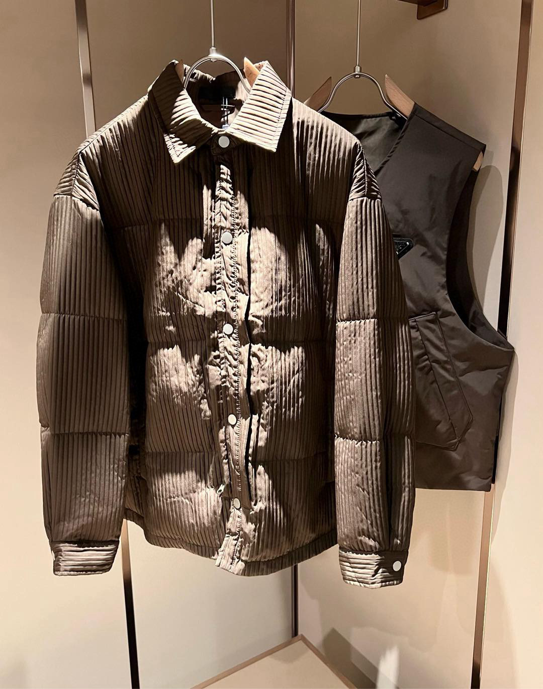 Prad*a 普*达⚠️两件套！2025秋冬男女同款👫两件套羽绒服外套，一衣三穿。现货 Prad* 羽绒