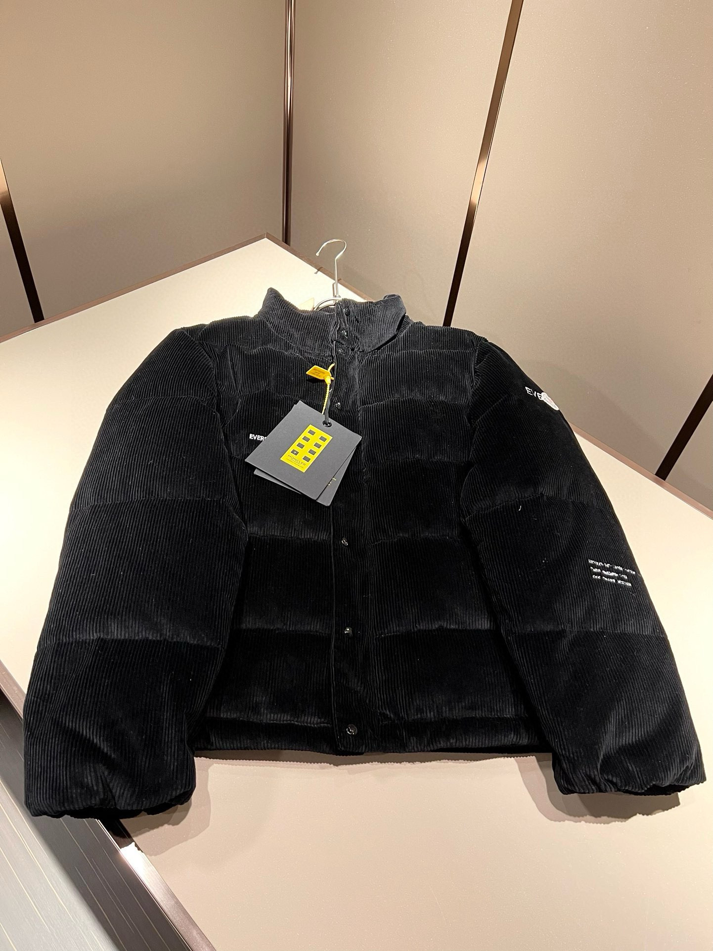 Mon*ler蒙口 2025秋冬新款男女同款👫重工艺加厚保暖灯芯绒羽绒服 ！年度的压轴款登场...匠心技