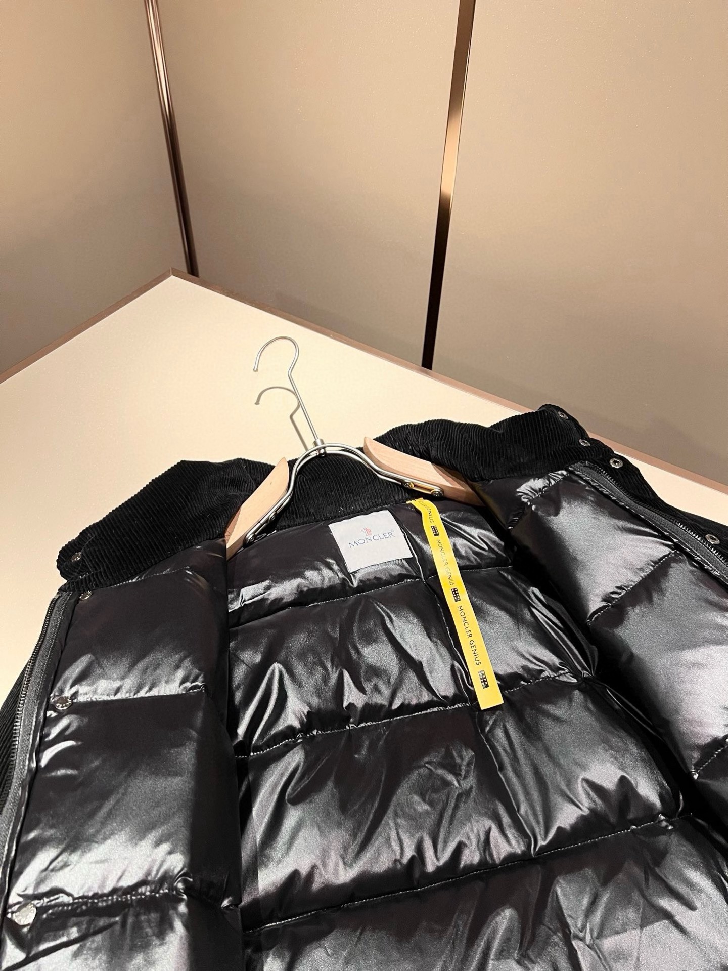 Mon*ler蒙口 2025秋冬新款男女同款👫重工艺加厚保暖灯芯绒羽绒服 ！年度的压轴款登场...匠心技