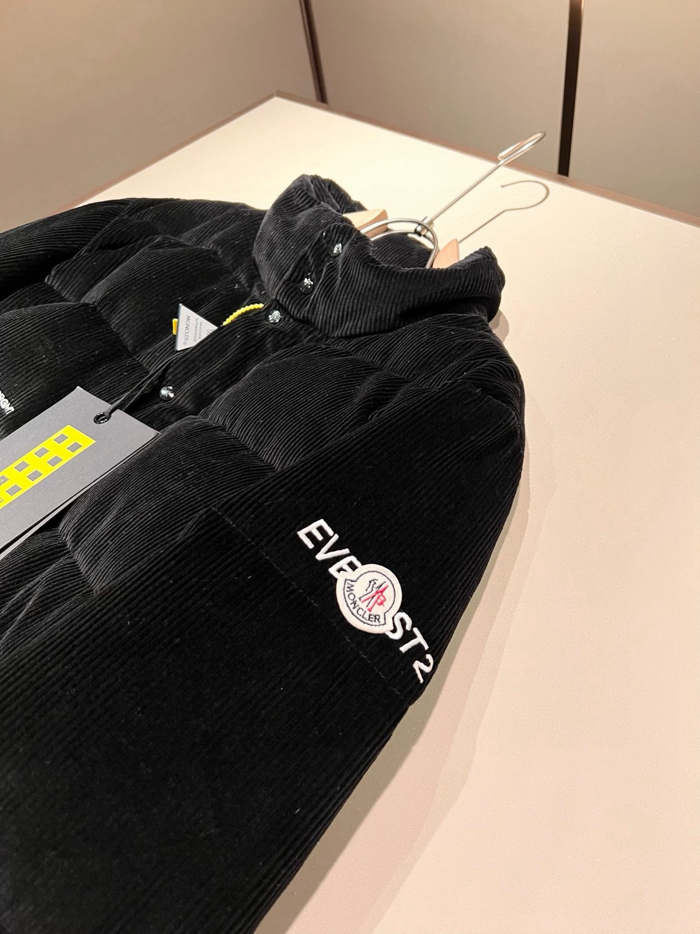 Mon*ler蒙口 2025秋冬新款男女同款👫重工艺加厚保暖灯芯绒羽绒服 ！年度的压轴款登场...匠心技