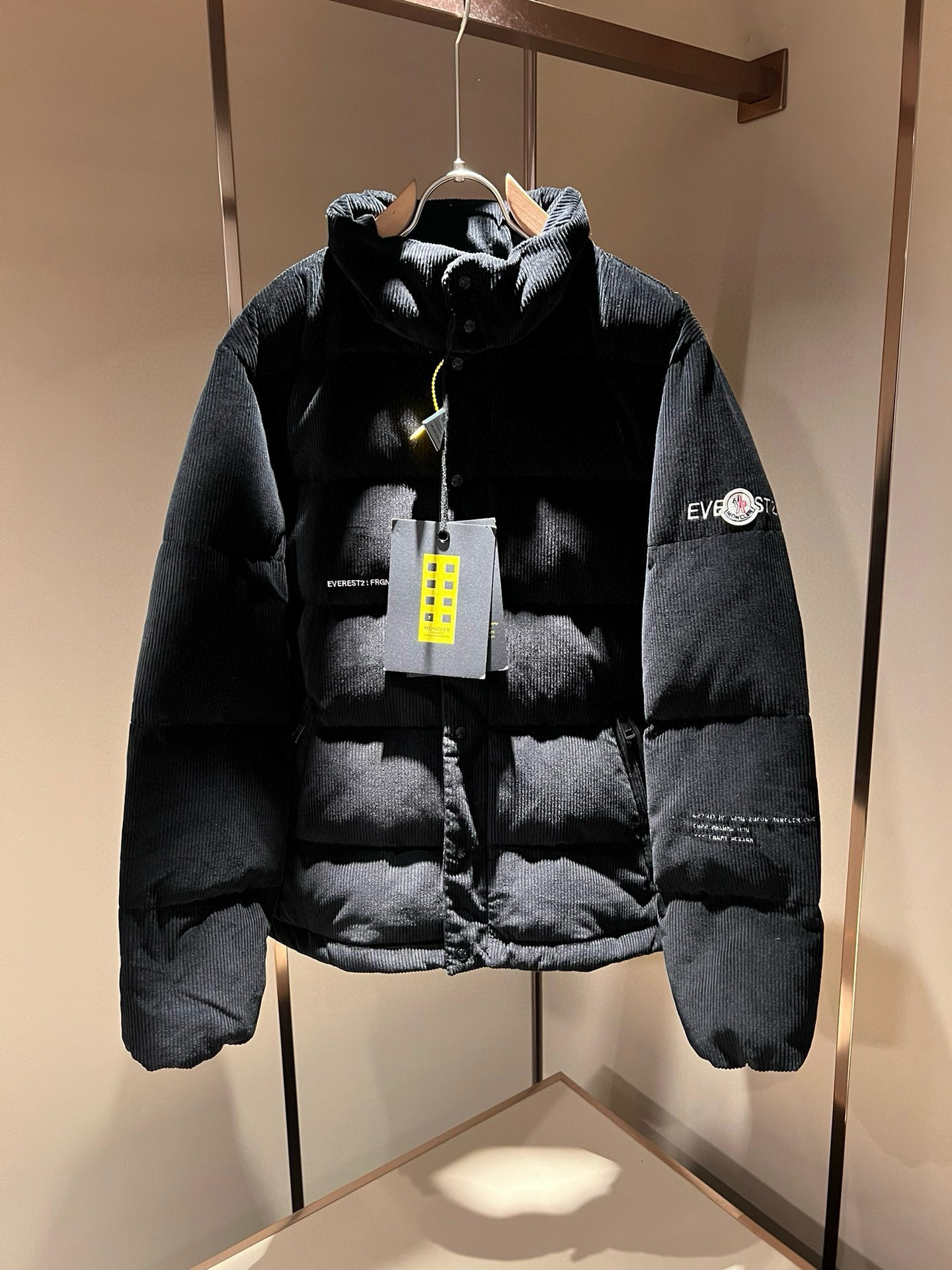 Mon*ler蒙口 2025秋冬新款男女同款👫重工艺加厚保暖灯芯绒羽绒服 ！年度的压轴款登场...匠心技