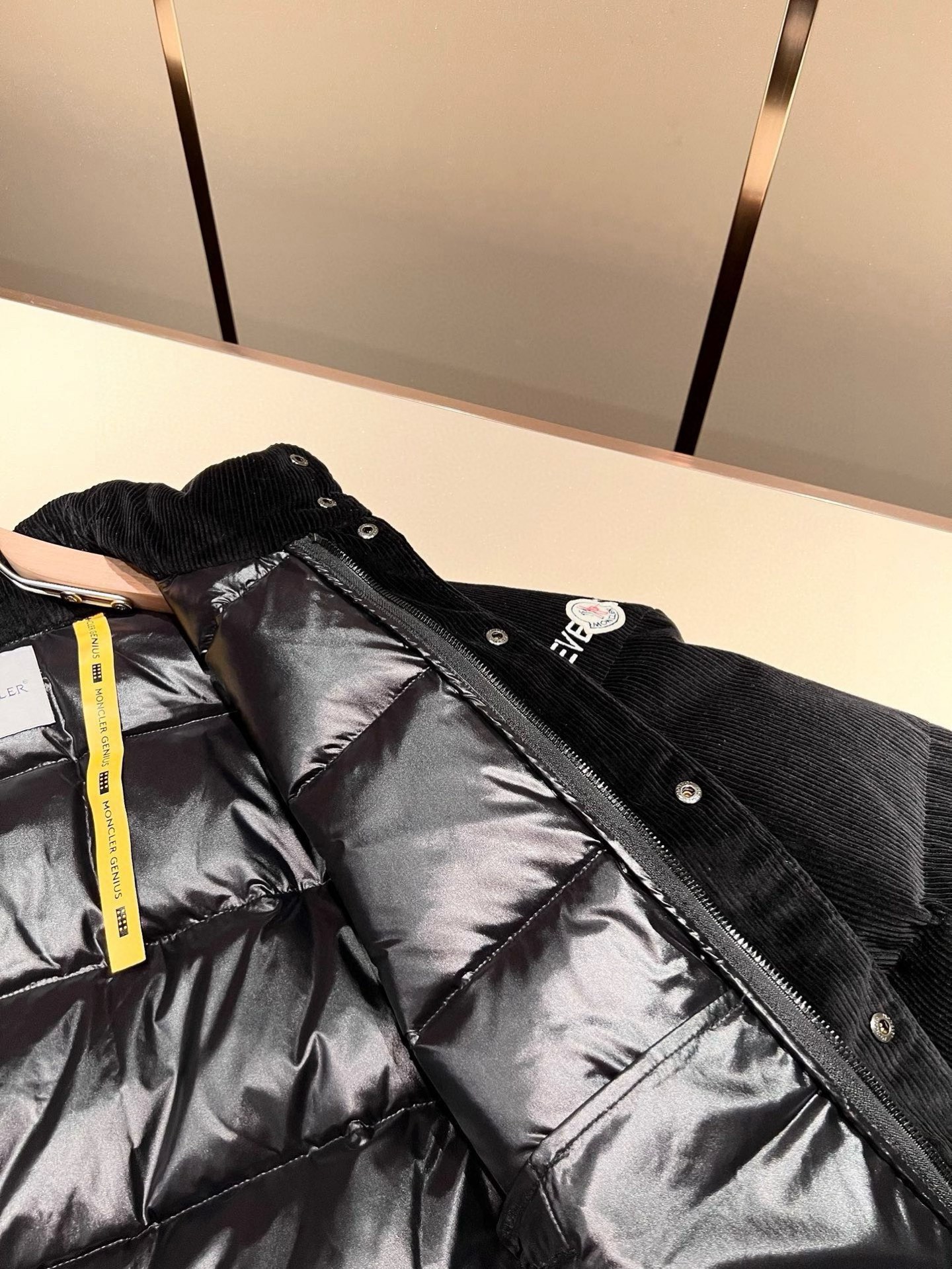 Mon*ler蒙口 2025秋冬新款男女同款👫重工艺加厚保暖灯芯绒羽绒服 ！年度的压轴款登场...匠心技