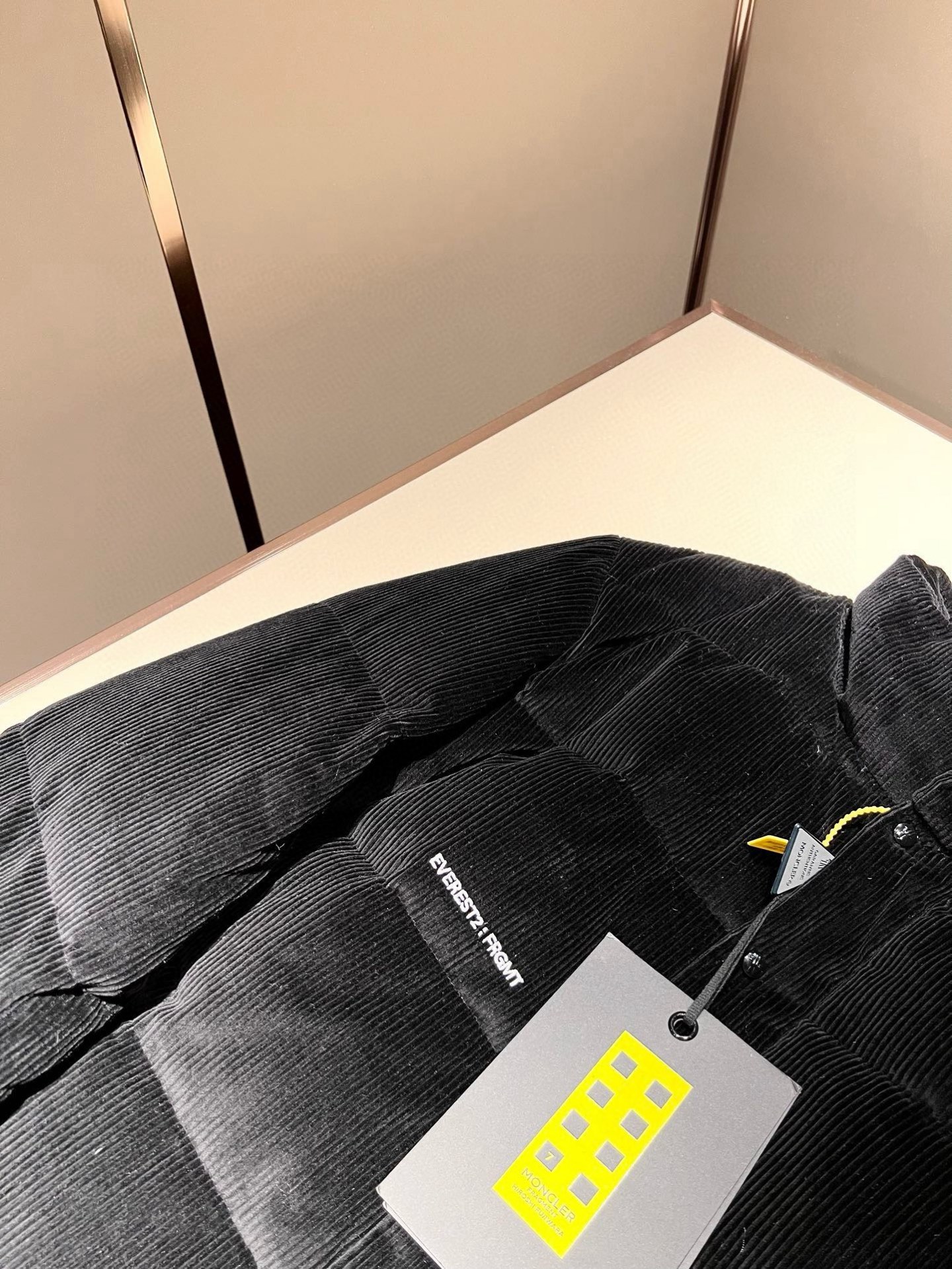 Mon*ler蒙口 2025秋冬新款男女同款👫重工艺加厚保暖灯芯绒羽绒服 ！年度的压轴款登场...匠心技