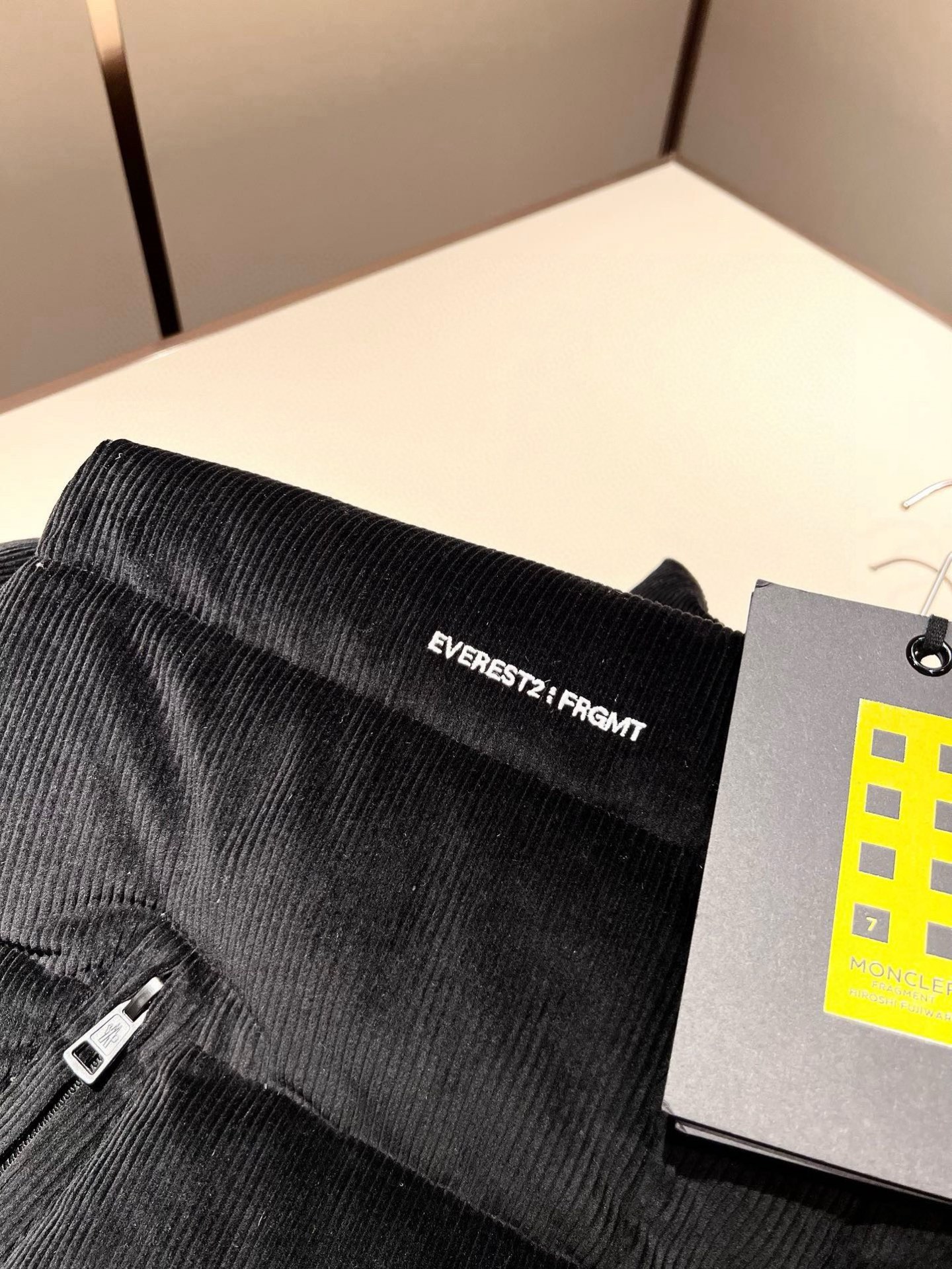 Mon*ler蒙口 2025秋冬新款男女同款👫重工艺加厚保暖灯芯绒羽绒服 ！年度的压轴款登场...匠心技