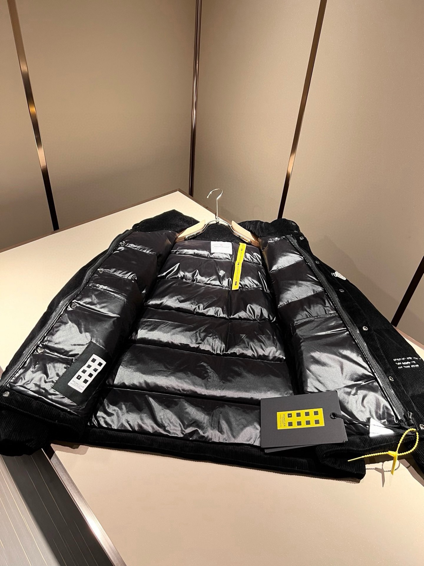 ⚠️细节图！ Mon*ler蒙口 2025秋冬新款男女同款👫重工艺加厚保暖灯芯绒羽绒服 ！年度的压轴款登