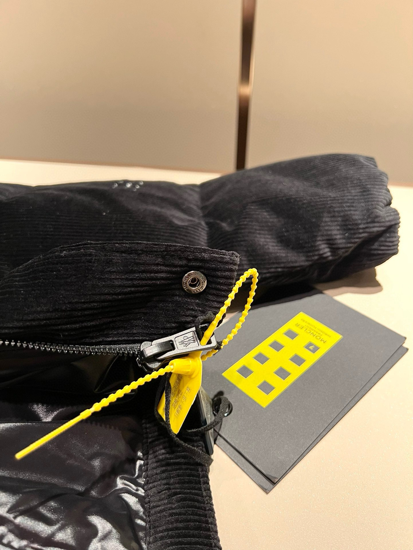 ⚠️细节图！ Mon*ler蒙口 2025秋冬新款男女同款👫重工艺加厚保暖灯芯绒羽绒服 ！年度的压轴款登