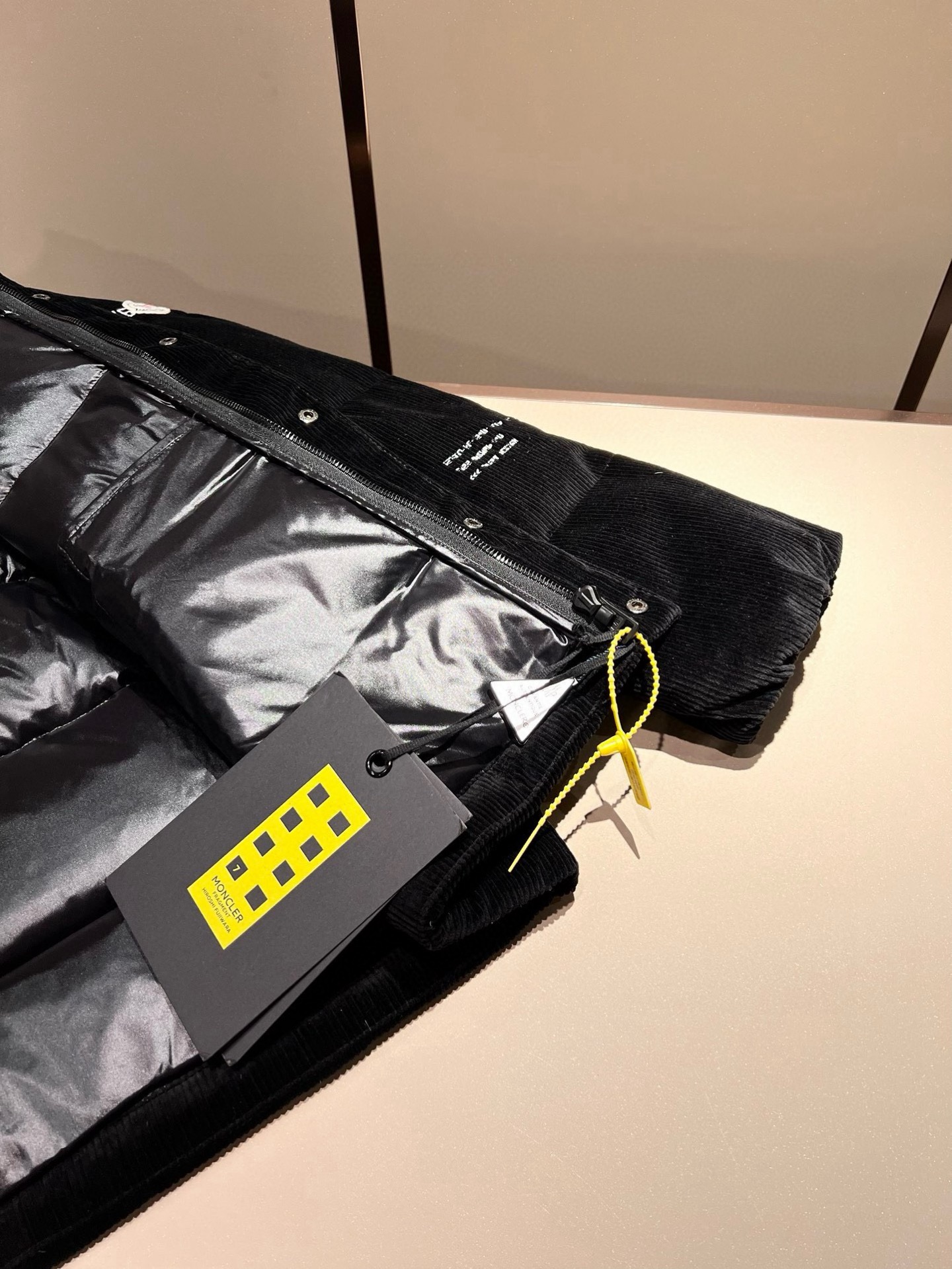 ⚠️细节图！ Mon*ler蒙口 2025秋冬新款男女同款👫重工艺加厚保暖灯芯绒羽绒服 ！年度的压轴款登