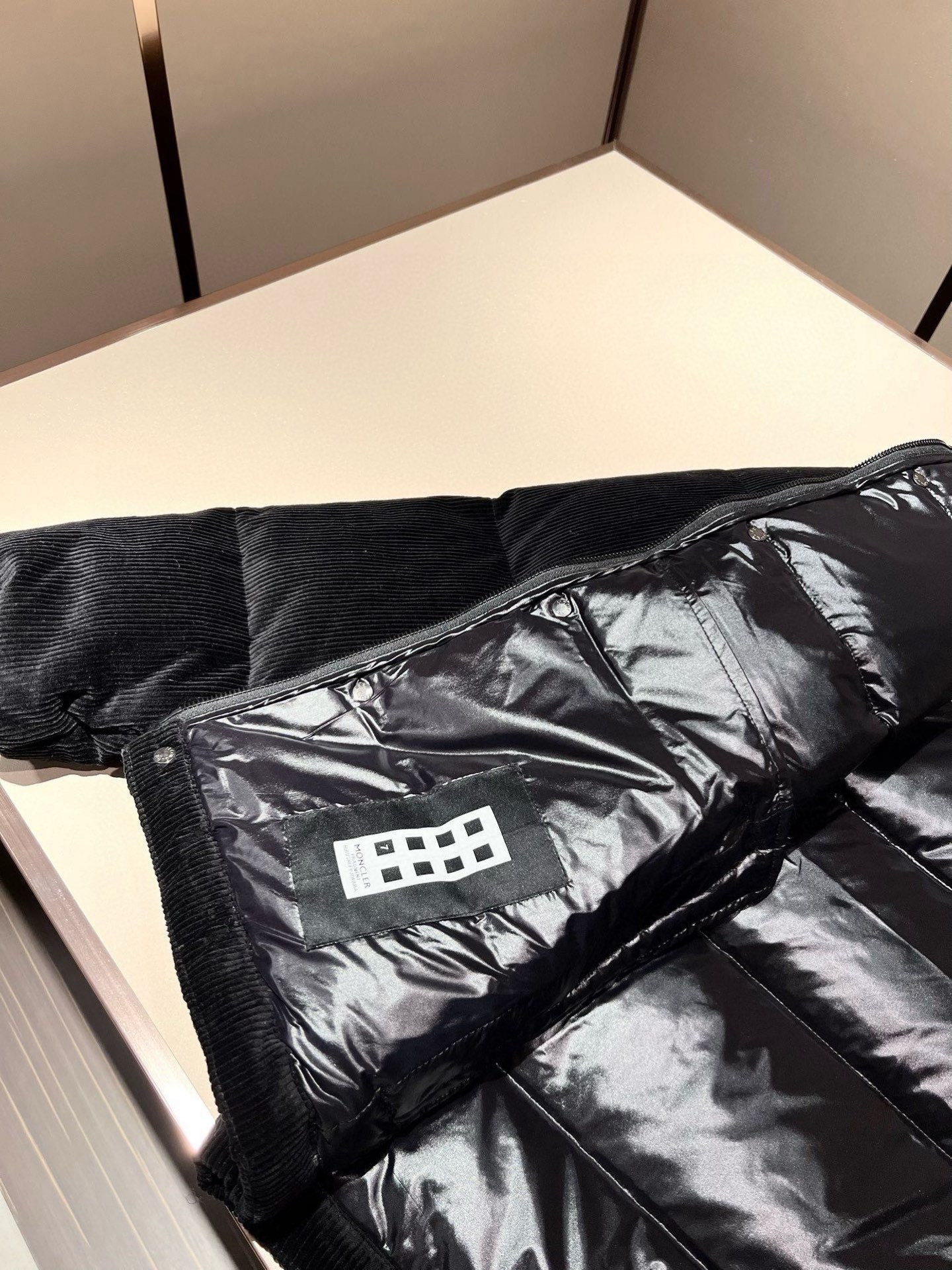 ⚠️细节图！ Mon*ler蒙口 2025秋冬新款男女同款👫重工艺加厚保暖灯芯绒羽绒服 ！年度的压轴款登