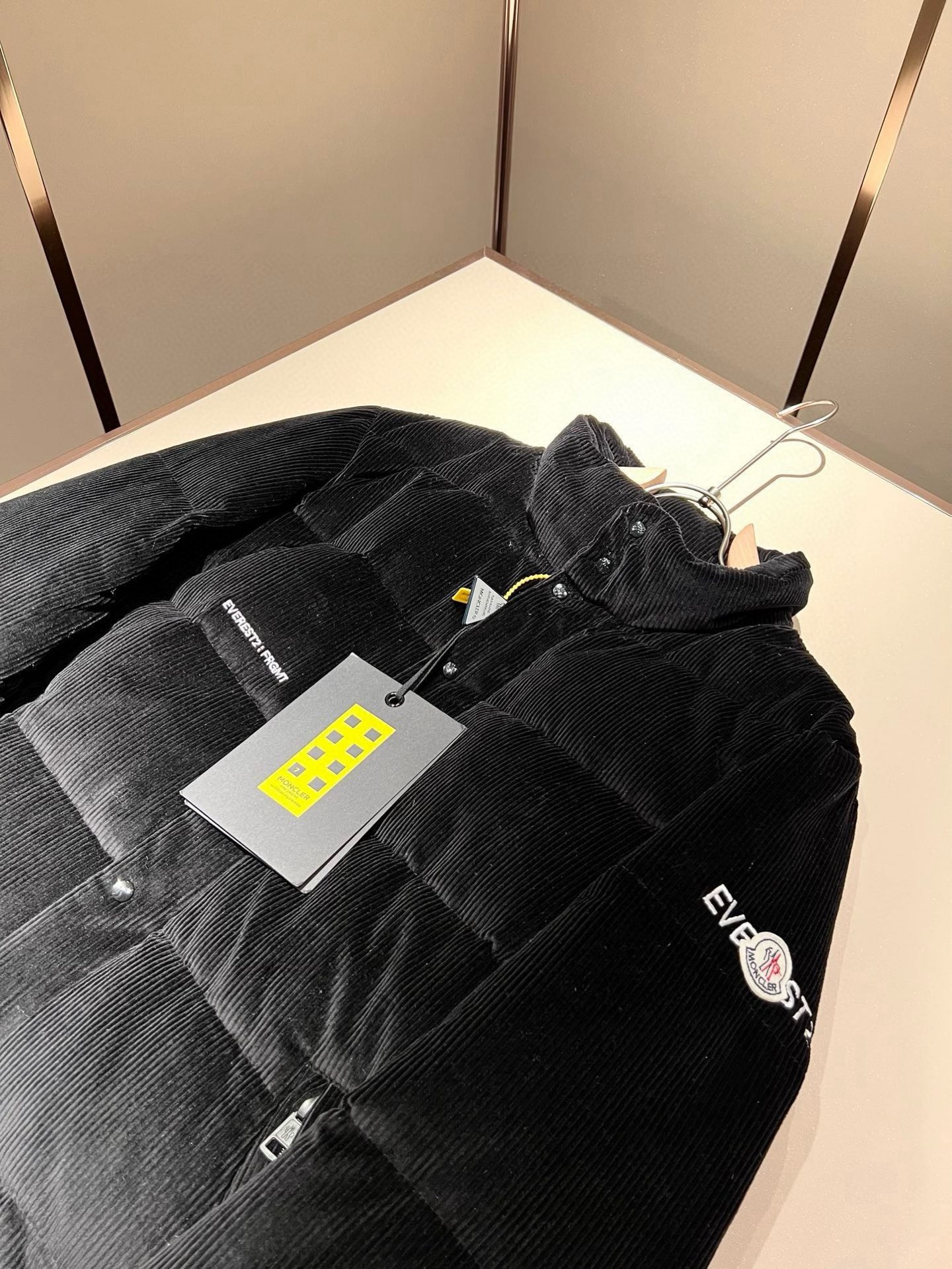 ⚠️细节图！ Mon*ler蒙口 2025秋冬新款男女同款👫重工艺加厚保暖灯芯绒羽绒服 ！年度的压轴款登