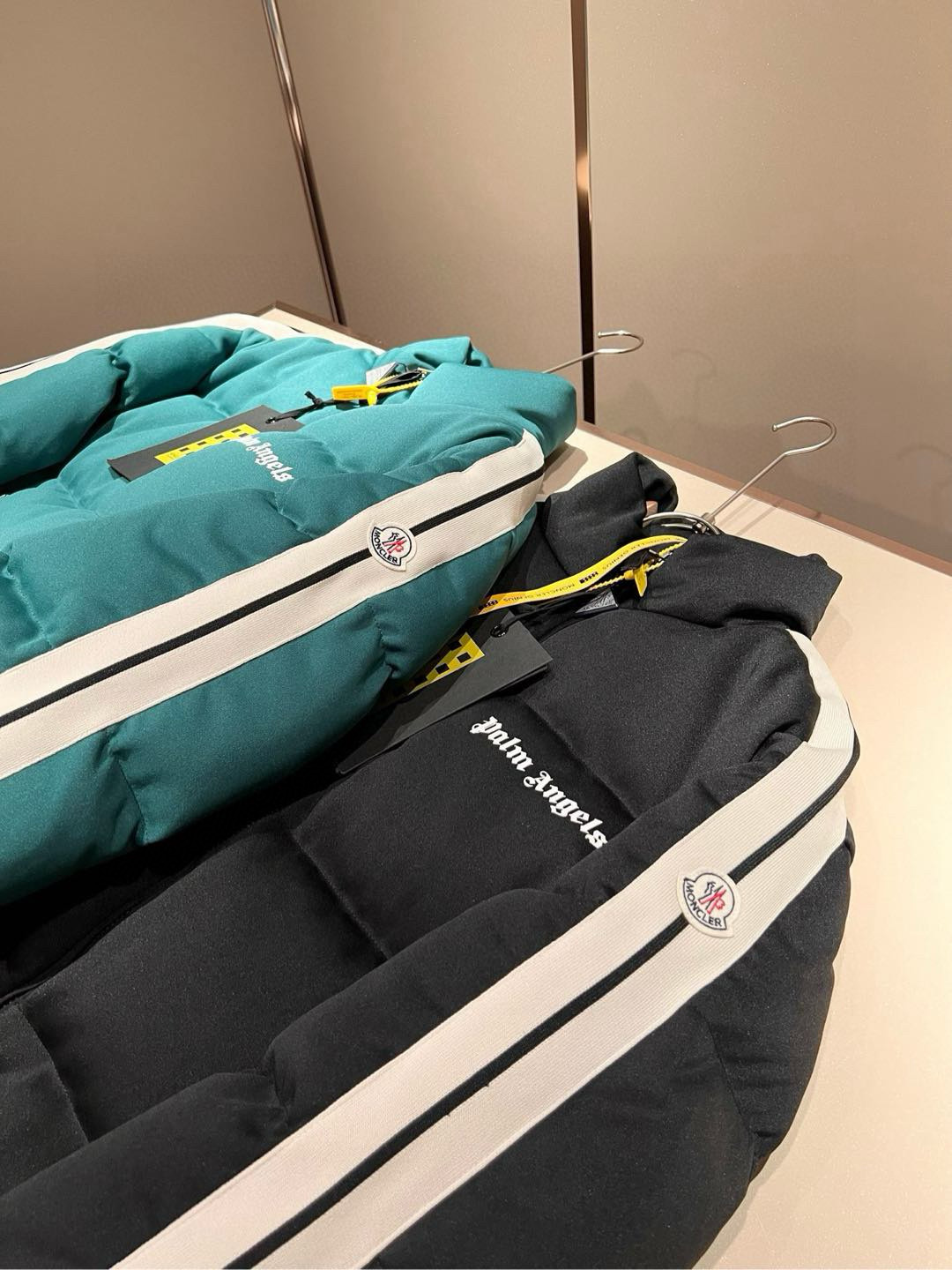 Moncler蒙家 联名 棕*天使Plam**ngels 2025秋冬男女同款👫情侣款最新的贸易订单羽绒