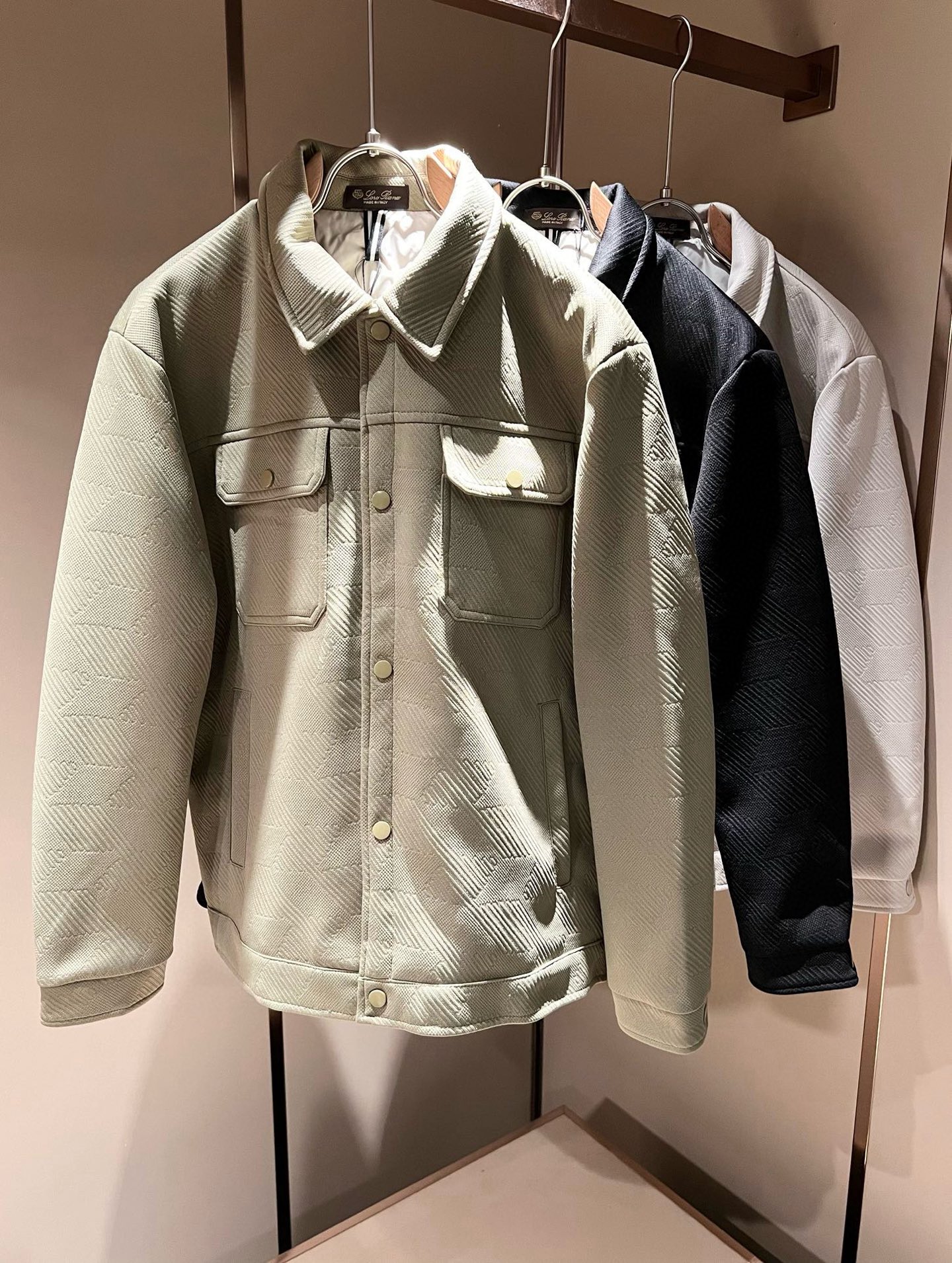 Loro Piana诺悠翩雅 2025秋冬新款男女同款👫 翻领羽绒服外套，胸前口袋修饰！贸易公司渠道稀出