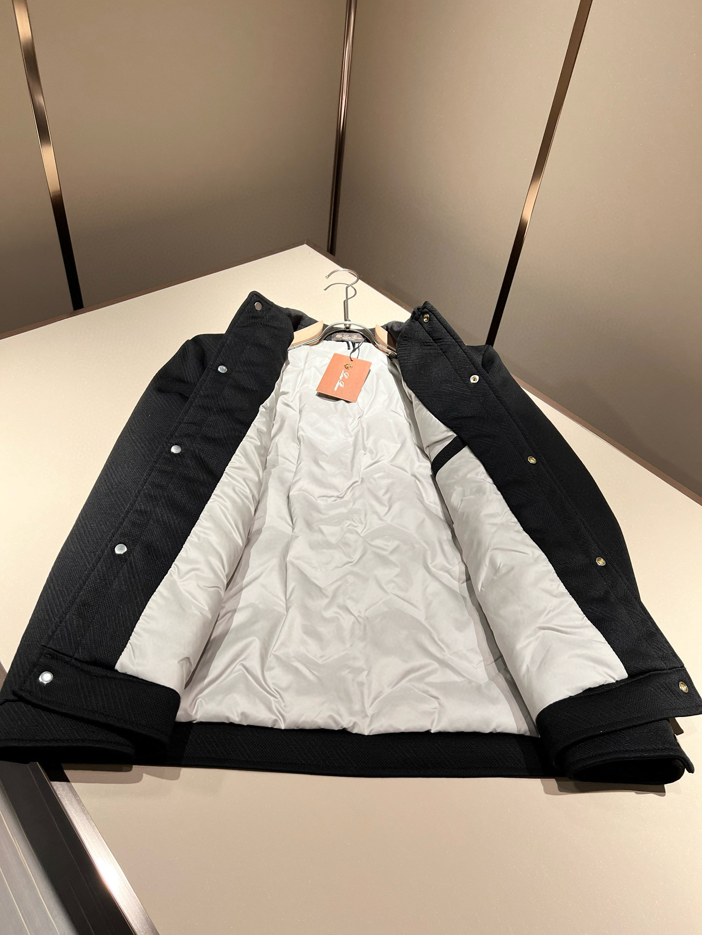 Loro Piana诺悠翩雅 2025秋冬新款男女同款👫 翻领羽绒服外套，胸前口袋修饰！贸易公司渠道稀出