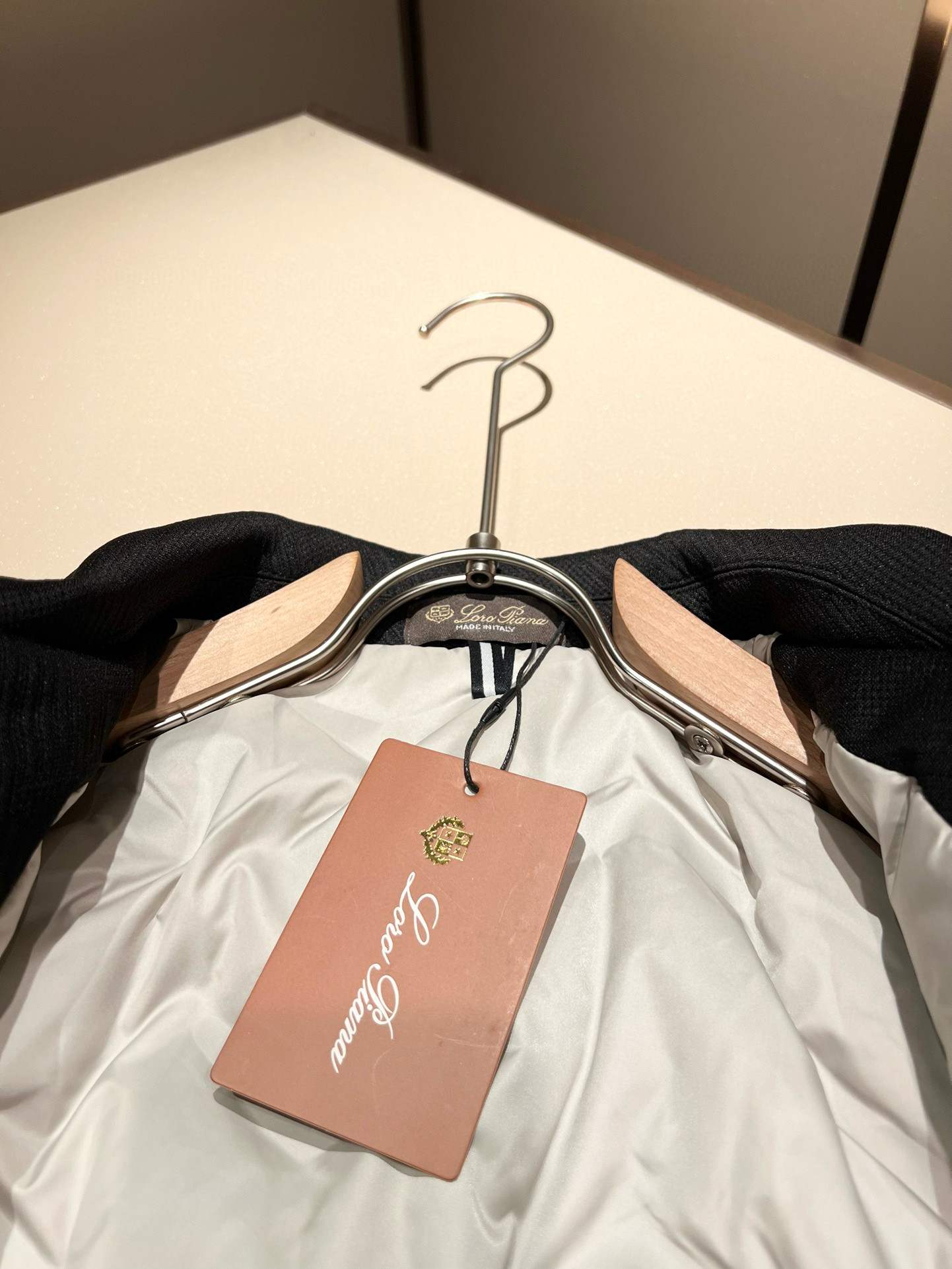 ⚠️细节图！ Loro Piana诺悠翩雅 2025秋冬新款男女同款👫 翻领羽绒服外套，胸前口袋修饰！贸