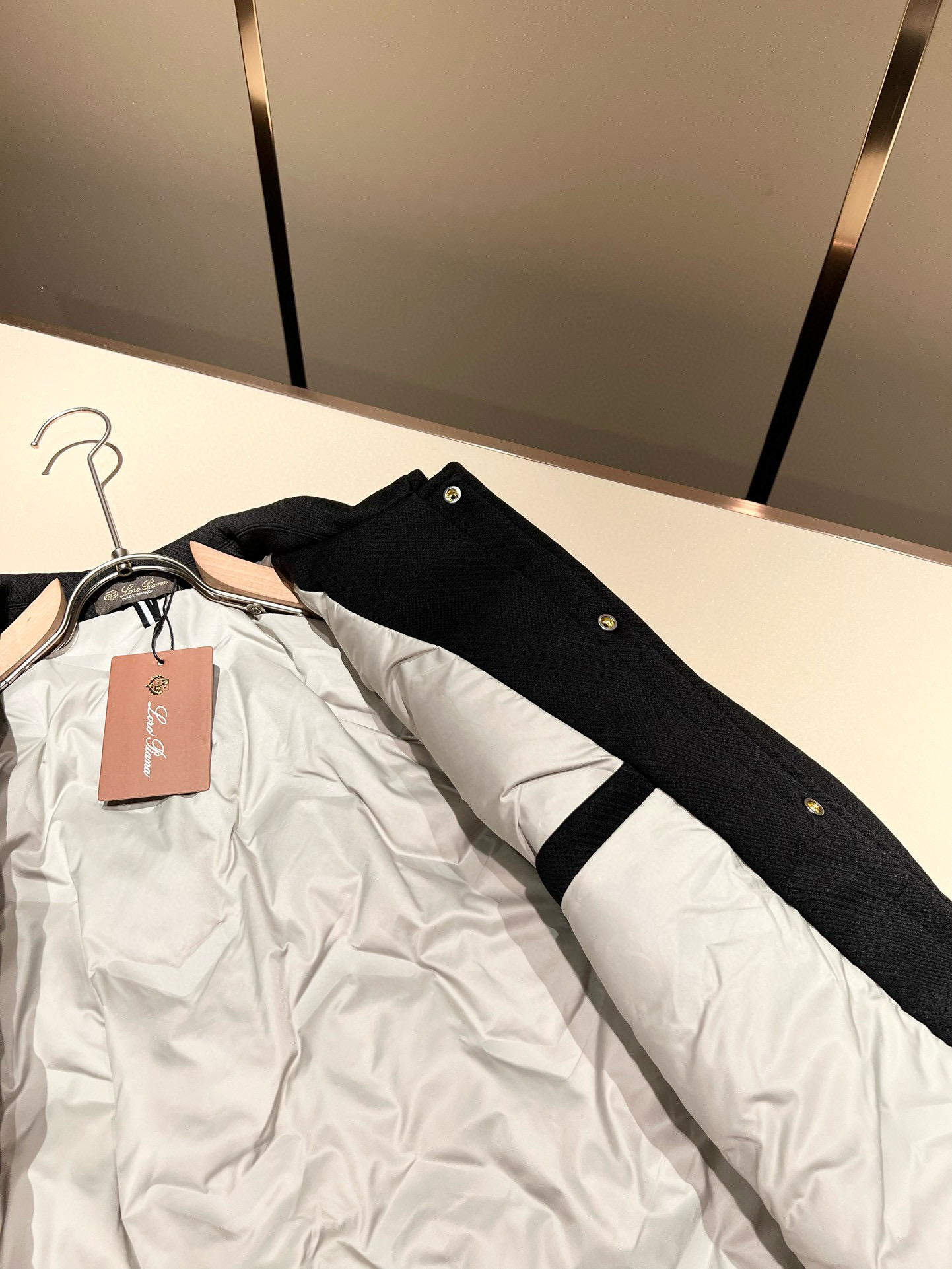 ⚠️细节图！ Loro Piana诺悠翩雅 2025秋冬新款男女同款👫 翻领羽绒服外套，胸前口袋修饰！贸