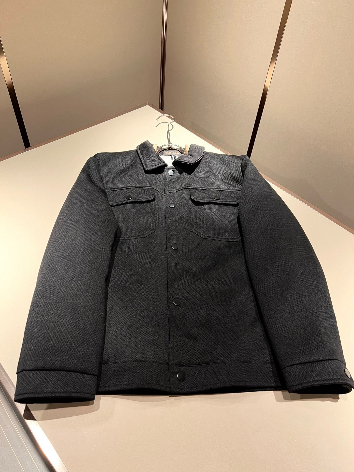 ⚠️细节图！ Loro Piana诺悠翩雅 2025秋冬新款男女同款👫 翻领羽绒服外套，胸前口袋修饰！贸