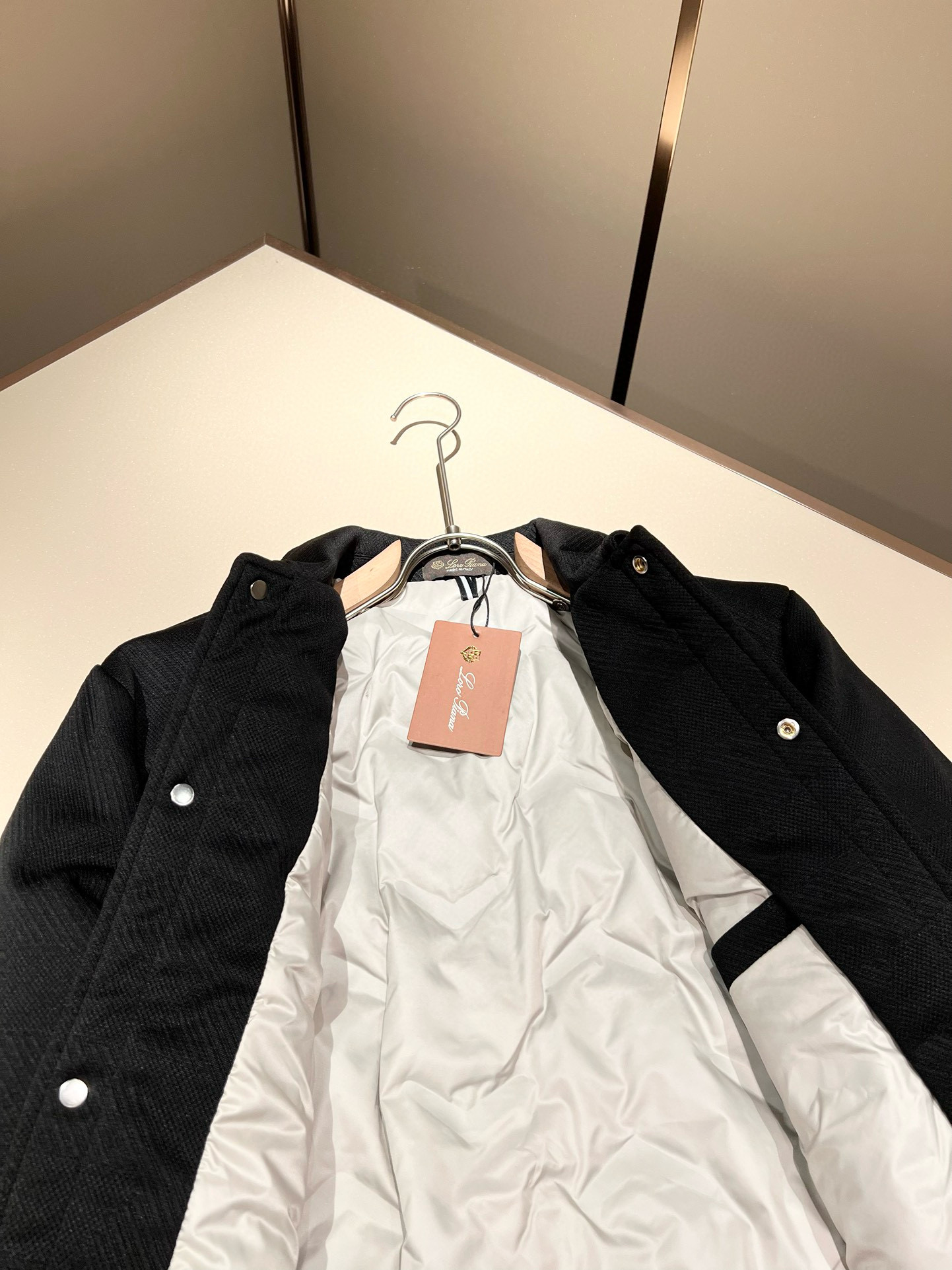 ⚠️细节图！ Loro Piana诺悠翩雅 2025秋冬新款男女同款👫 翻领羽绒服外套，胸前口袋修饰！贸