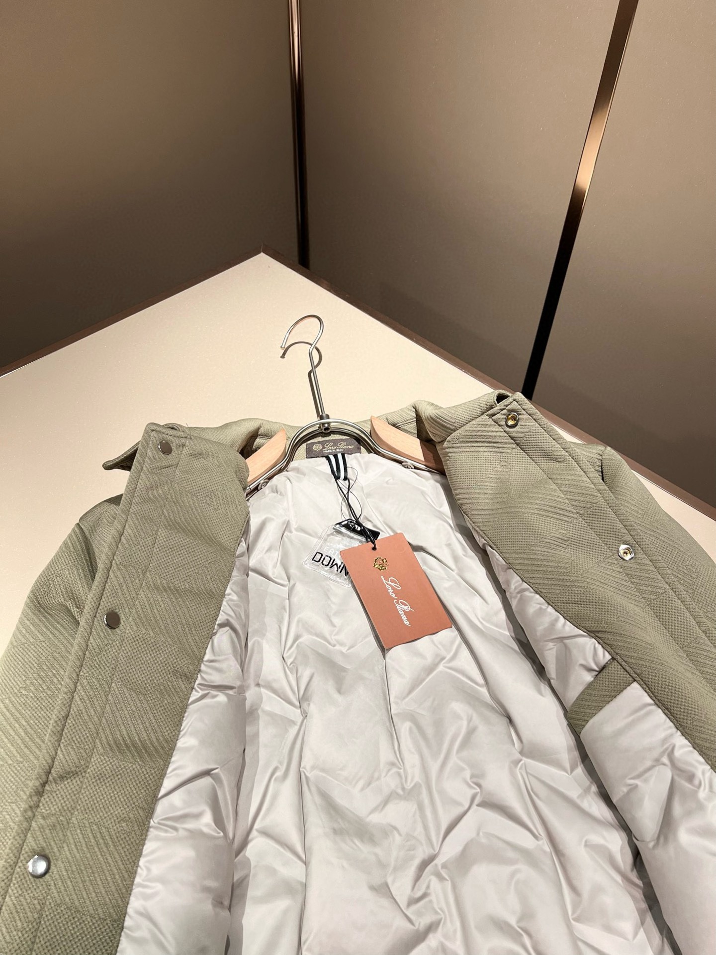 Loro Piana诺悠翩雅 2025秋冬新款男女同款👫 翻领羽绒服外套，胸前口袋修饰！贸易公司渠道稀出