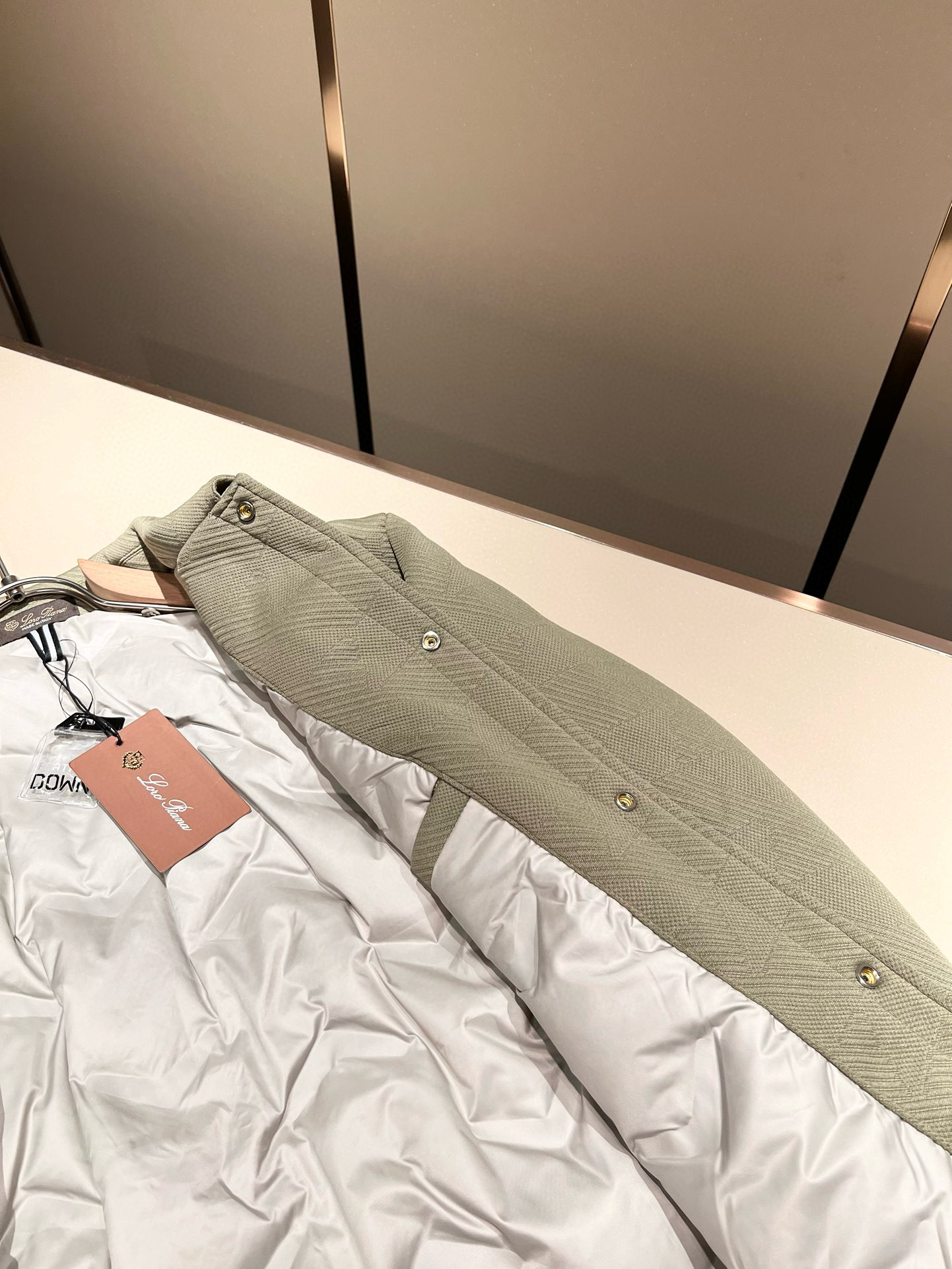 Loro Piana诺悠翩雅 2025秋冬新款男女同款👫 翻领羽绒服外套，胸前口袋修饰！贸易公司渠道稀出