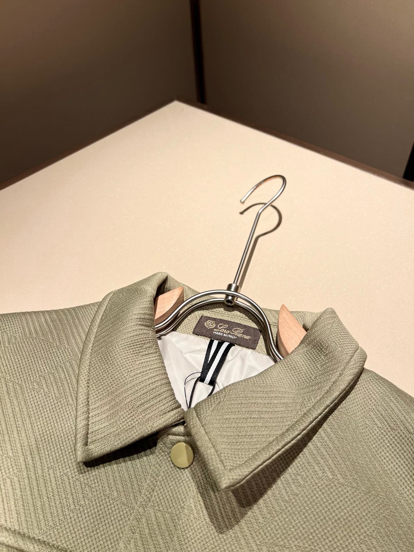 ⚠️细节图！ Loro Piana诺悠翩雅 2025秋冬新款男女同款👫 翻领羽绒服外套，胸前口袋修饰！贸