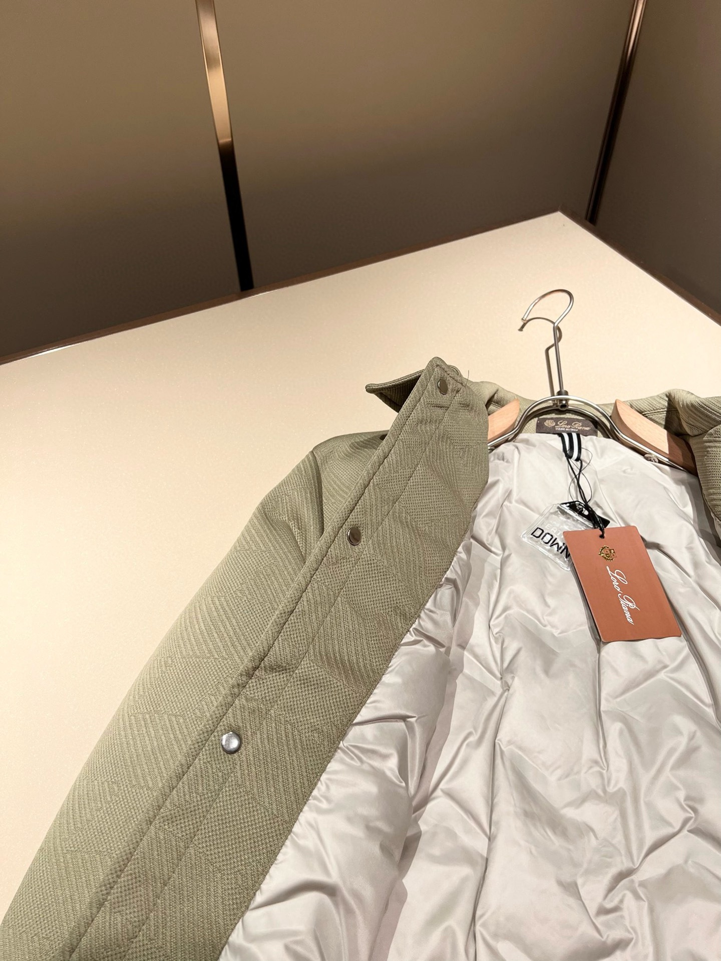 ⚠️细节图！ Loro Piana诺悠翩雅 2025秋冬新款男女同款👫 翻领羽绒服外套，胸前口袋修饰！贸