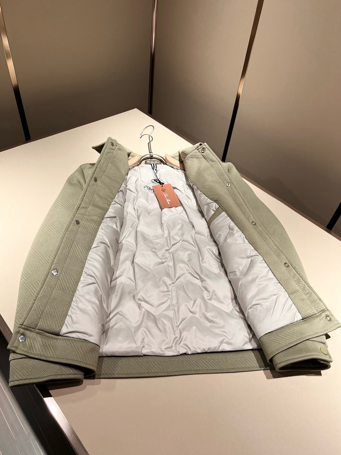 ⚠️细节图！ Loro Piana诺悠翩雅 2025秋冬新款男女同款👫 翻领羽绒服外套，胸前口袋修饰！贸