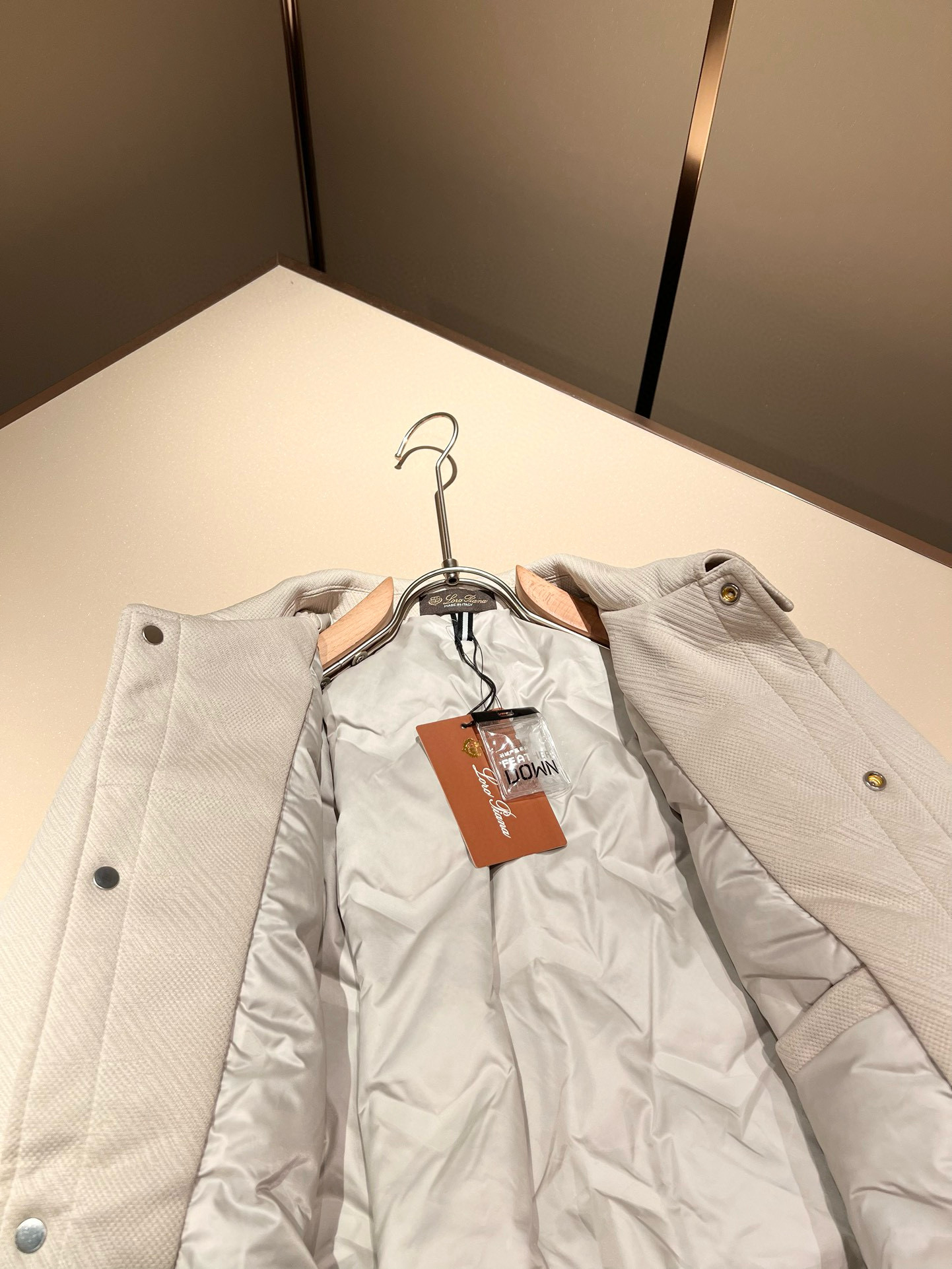 ⚠️细节图！ Loro Piana诺悠翩雅 2025秋冬新款男女同款👫 翻领羽绒服外套，胸前口袋修饰！贸