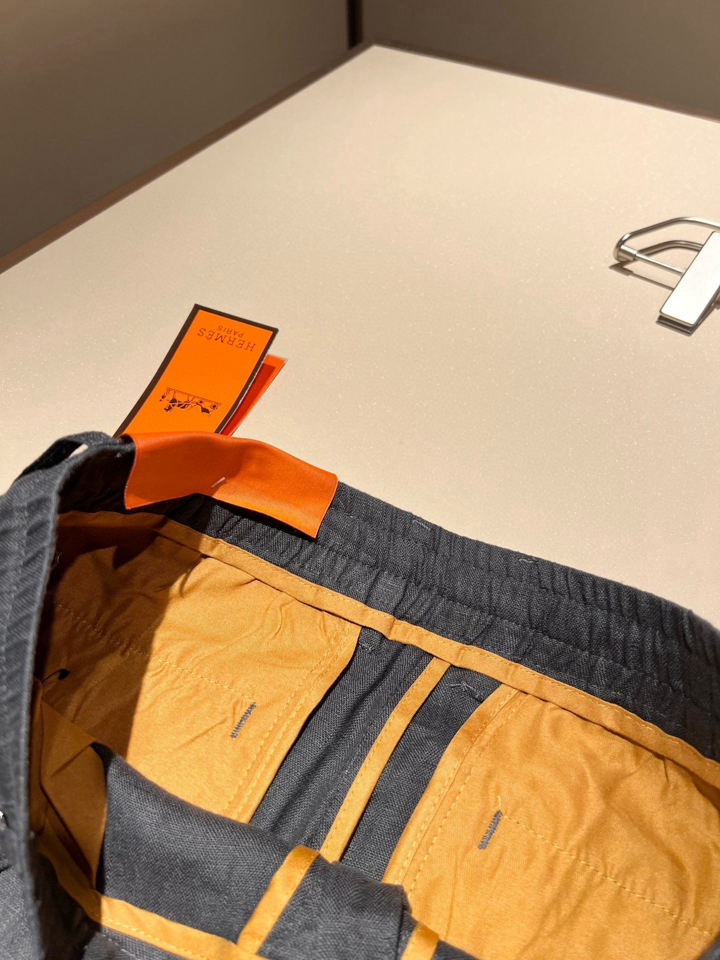 HERM*S 爱*仕 2025秋冬男士高端纯亚麻休闲裤 海外贸易公司渠道订单 ！男士休闲修身直筒休闲裤！