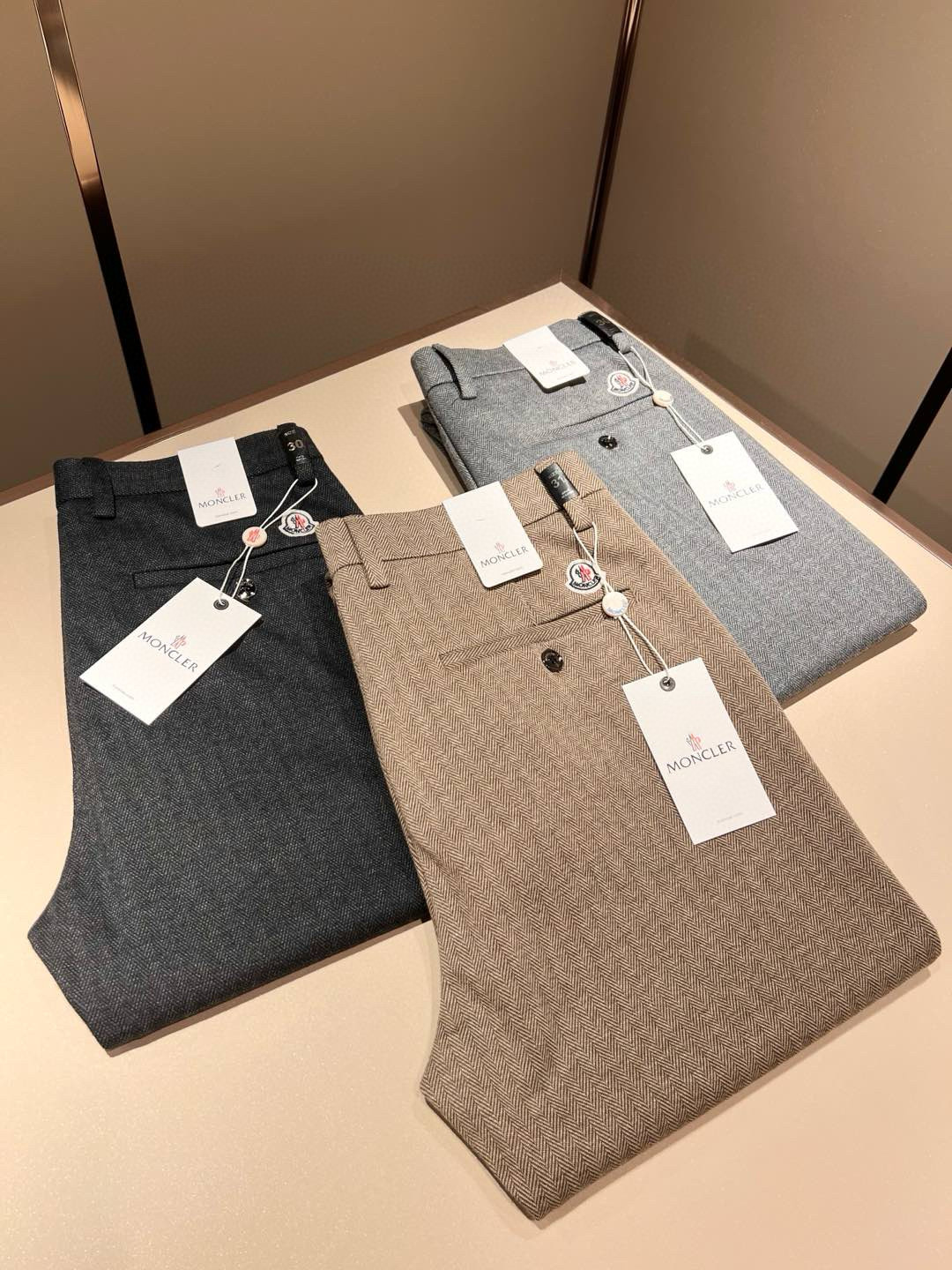 Moncl*r蒙*口2025秋冬最新的贸易订单休闲羊绒西裤！全品相！！原版logo五金辅料设计！定制专属