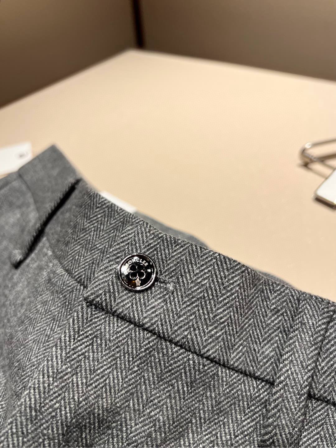 Moncl*r蒙*口2025秋冬最新的贸易订单休闲羊绒西裤！全品相！！原版logo五金辅料设计！定制专属