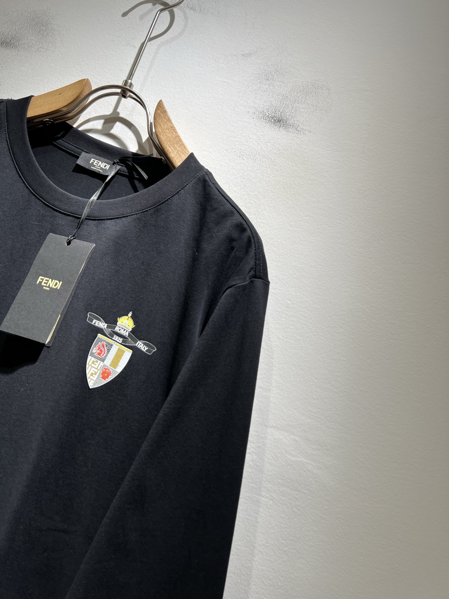 FEN*I 芬*迪2025秋冬新款FD家族FF男女同款👫打底衫，男女同款👫百搭极简短袖。意大利原厂订单，