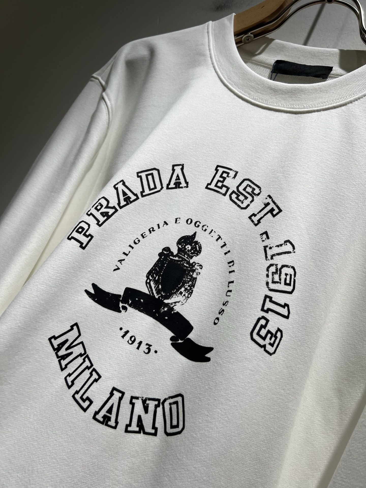 PRAD*A普*达2025秋冬新款男女同款👫长袖卫衣，最新款全网独家首上！！~既经典有时尚百搭，谁不爱啊