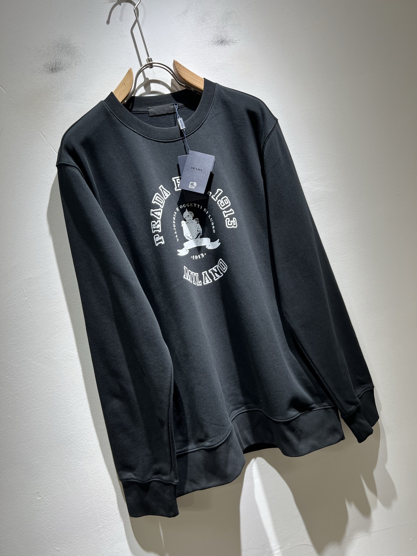 PRAD*A普*达2025秋冬新款男女同款👫长袖卫衣，最新款全网独家首上！！~既经典有时尚百搭，谁不爱啊