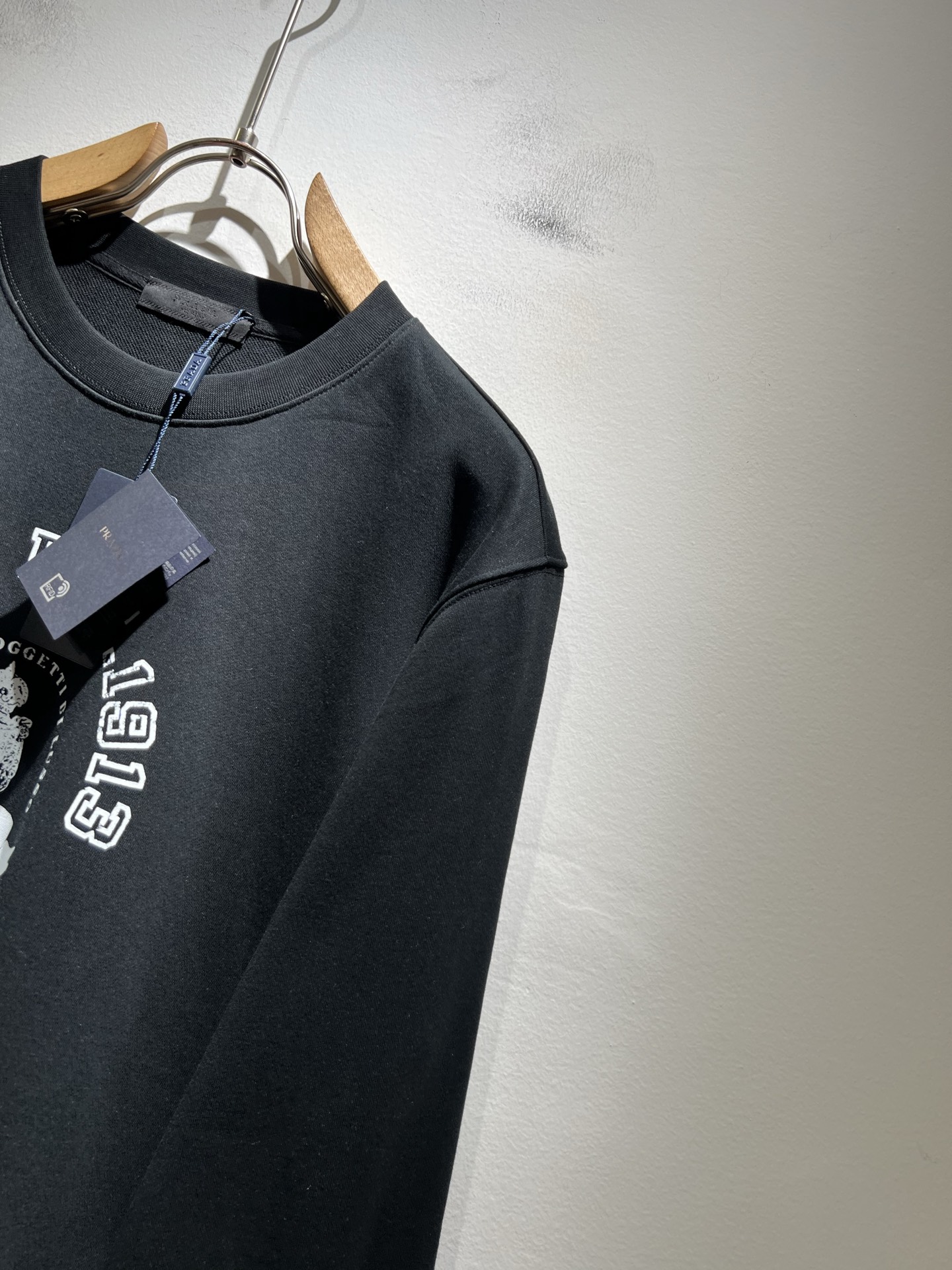 PRAD*A普*达2025秋冬新款男女同款👫长袖卫衣，最新款全网独家首上！！~既经典有时尚百搭，谁不爱啊