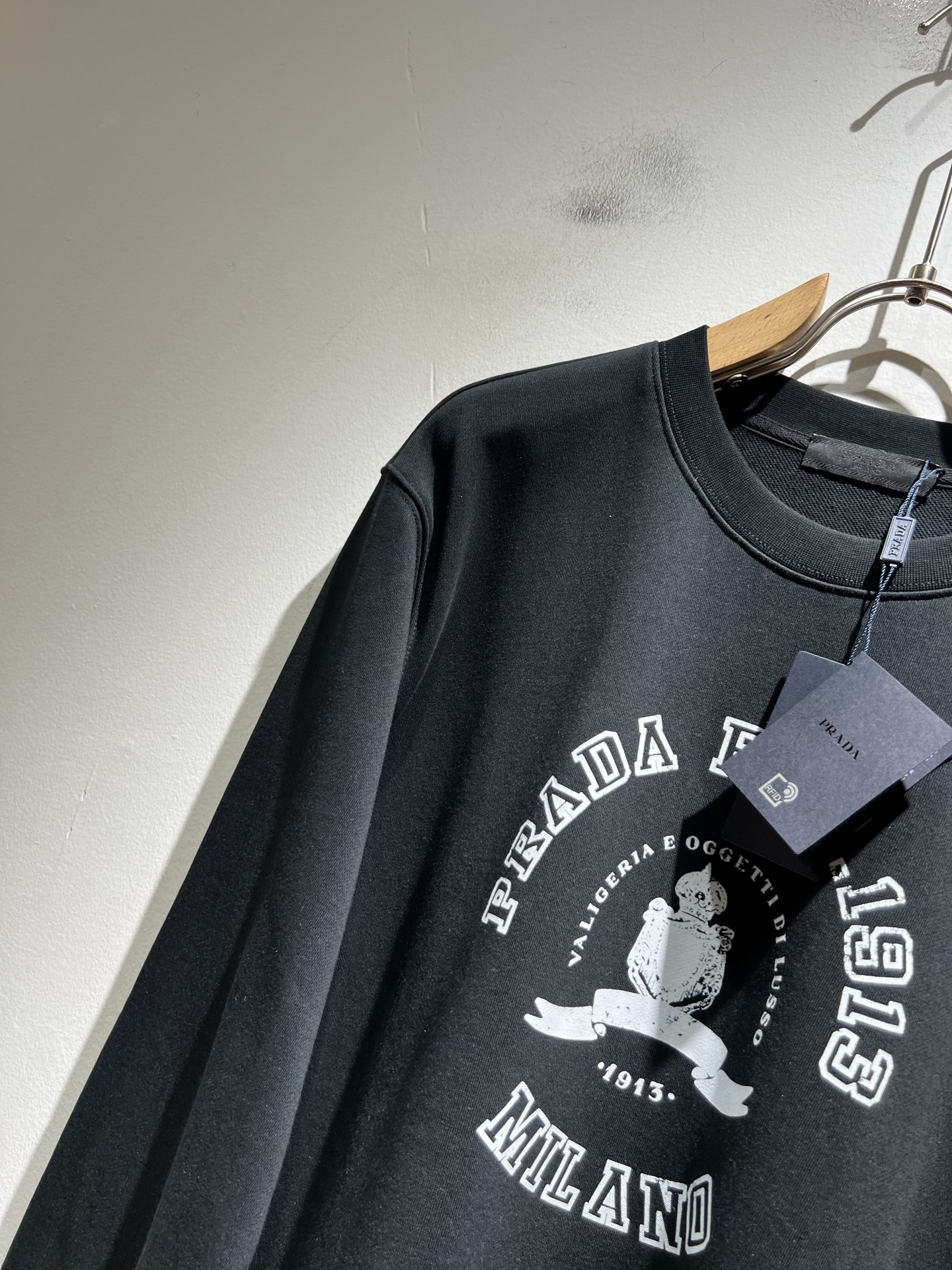 PRAD*A普*达2025秋冬新款男女同款👫长袖卫衣，最新款全网独家首上！！~既经典有时尚百搭，谁不爱啊